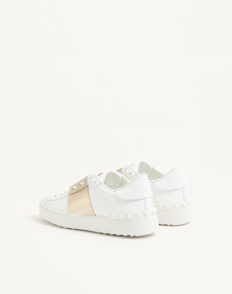 Åben sneaker med metallisk bånd