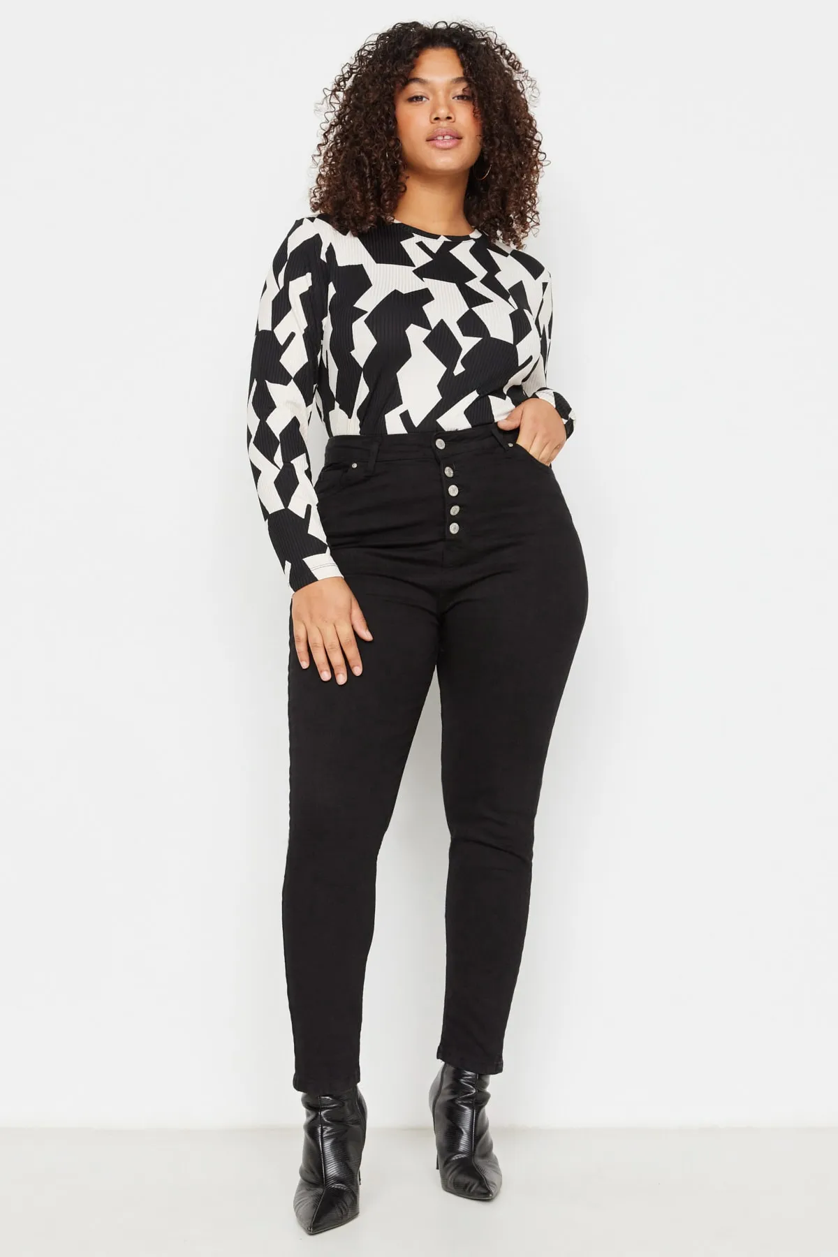 Trendyol Curve  Schwarze Skinny-Jeans mit hoher Taille und Knopfleiste vorne TBSSS22JE0373