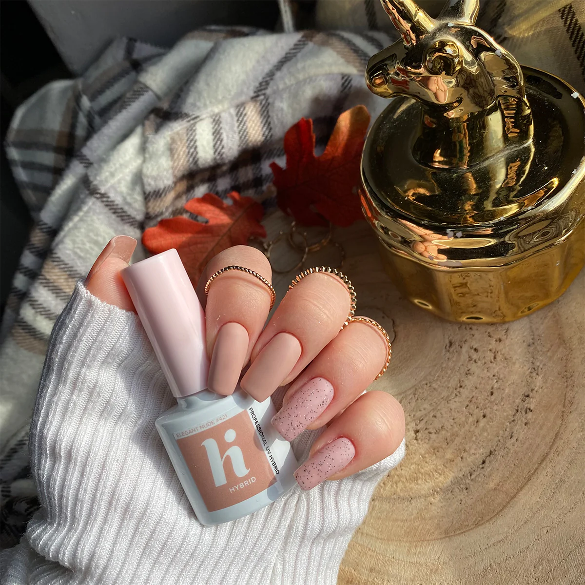 Esmalte de uñas semipermanente con efecto gel y gel UV.