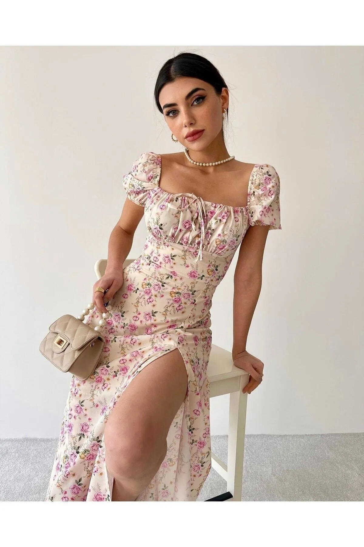 BENDİSTAR BUTİK  Gelbes, mehrfarbiges Premium-Midikleid für Damen mit Blumenmuster, quadratischem Kragen, gefüttertem Schlitz