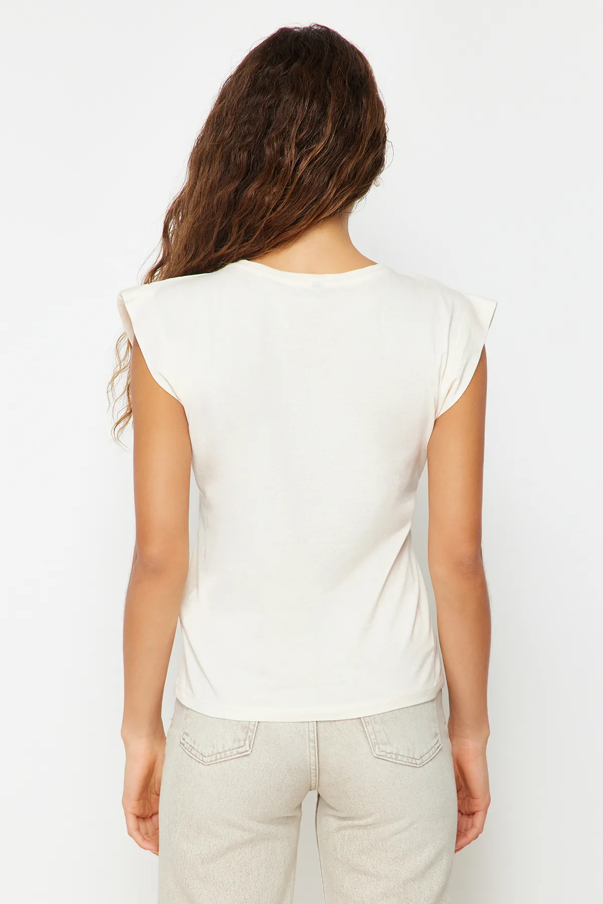Trendyol Collection  Beigefarbenes Basic-Strick-T-Shirt mit Rundhalsausschnitt aus 100 % Baumwollwatte TWOSS20TS0021