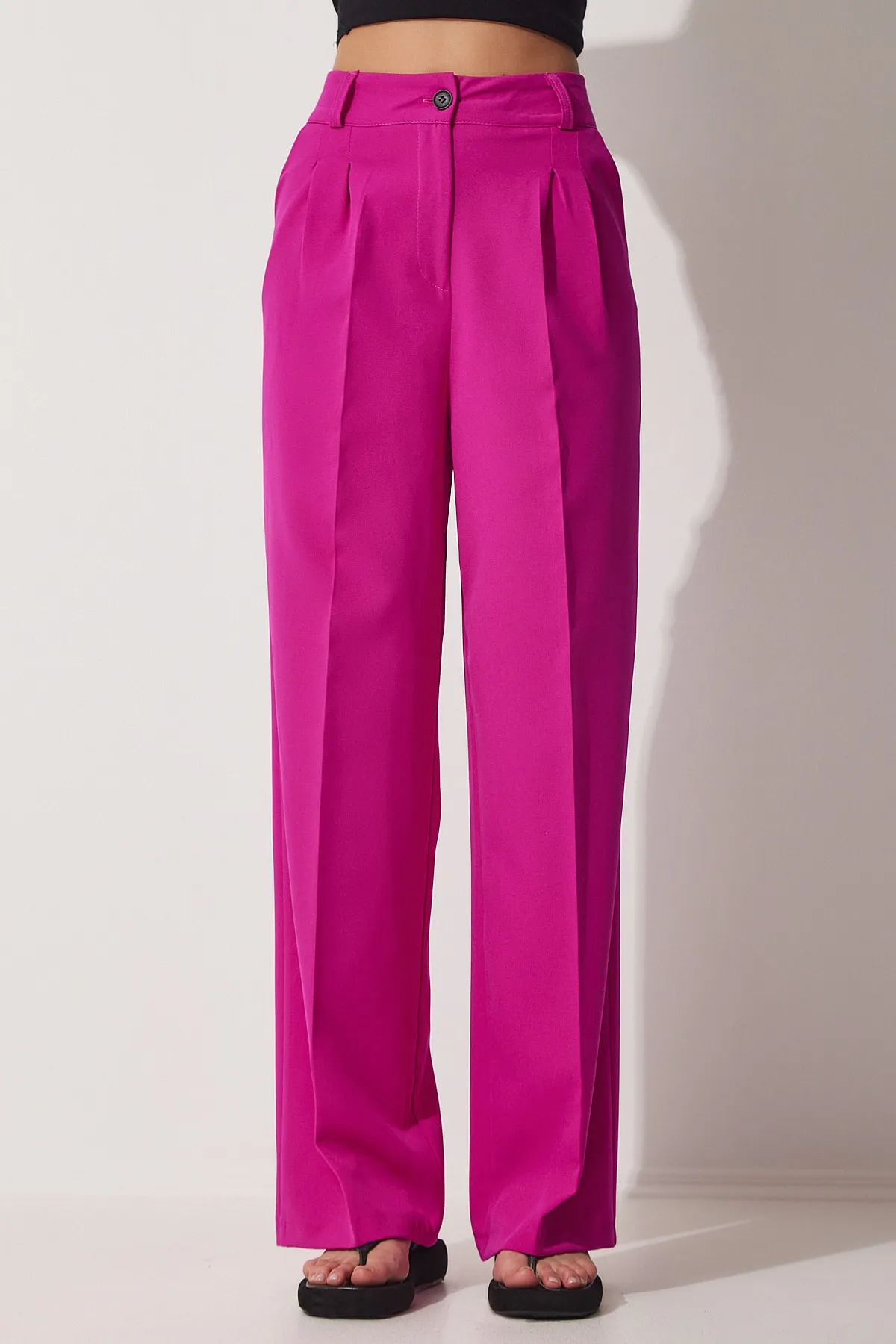 Happiness İstanbul  Maskuline Webhose mit weitem Bein