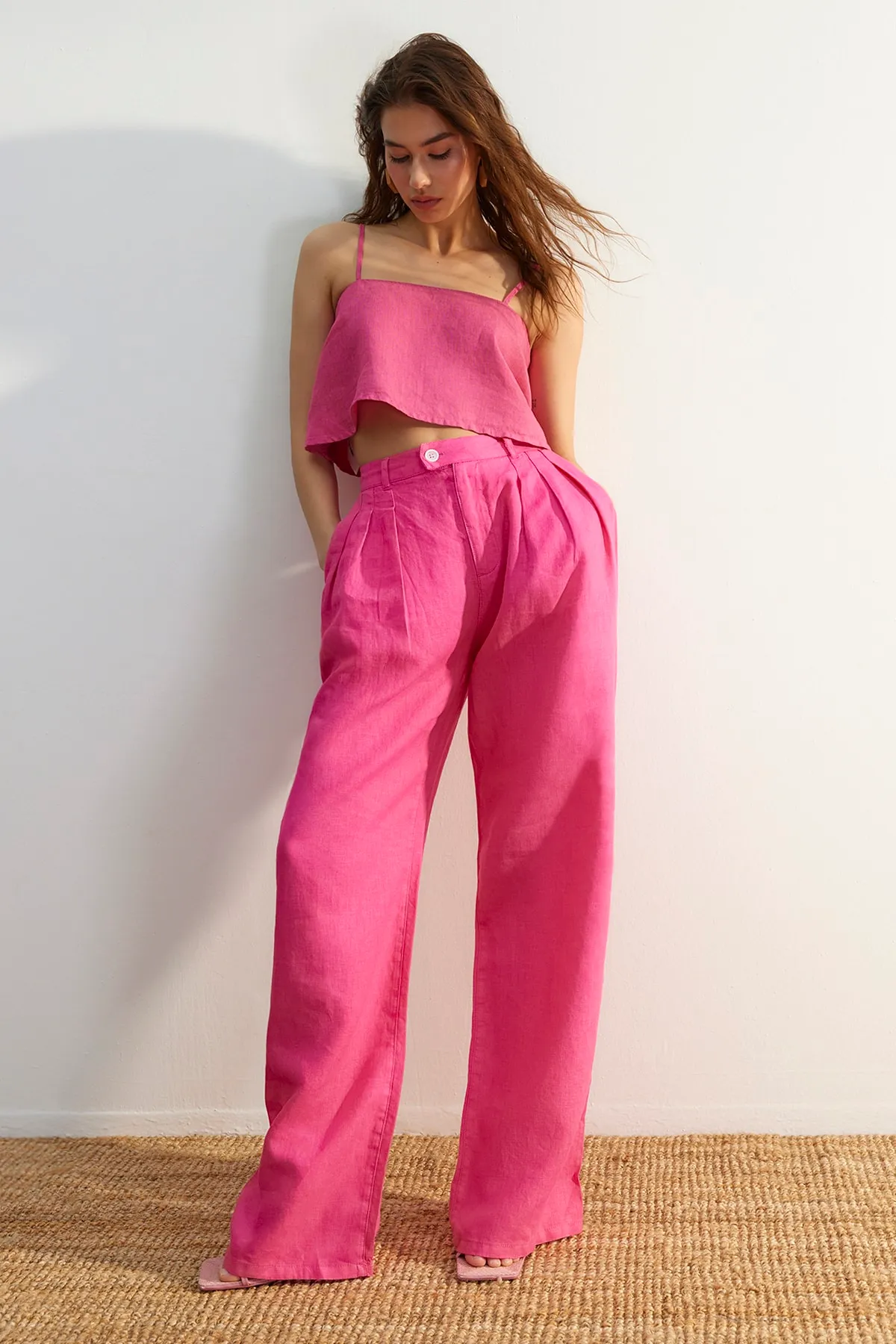 Trendyol Collection  Rosa Plissierte Hose aus 100 % Leinen mit hoher Taille und weitem Bein TWOSS23JE00294