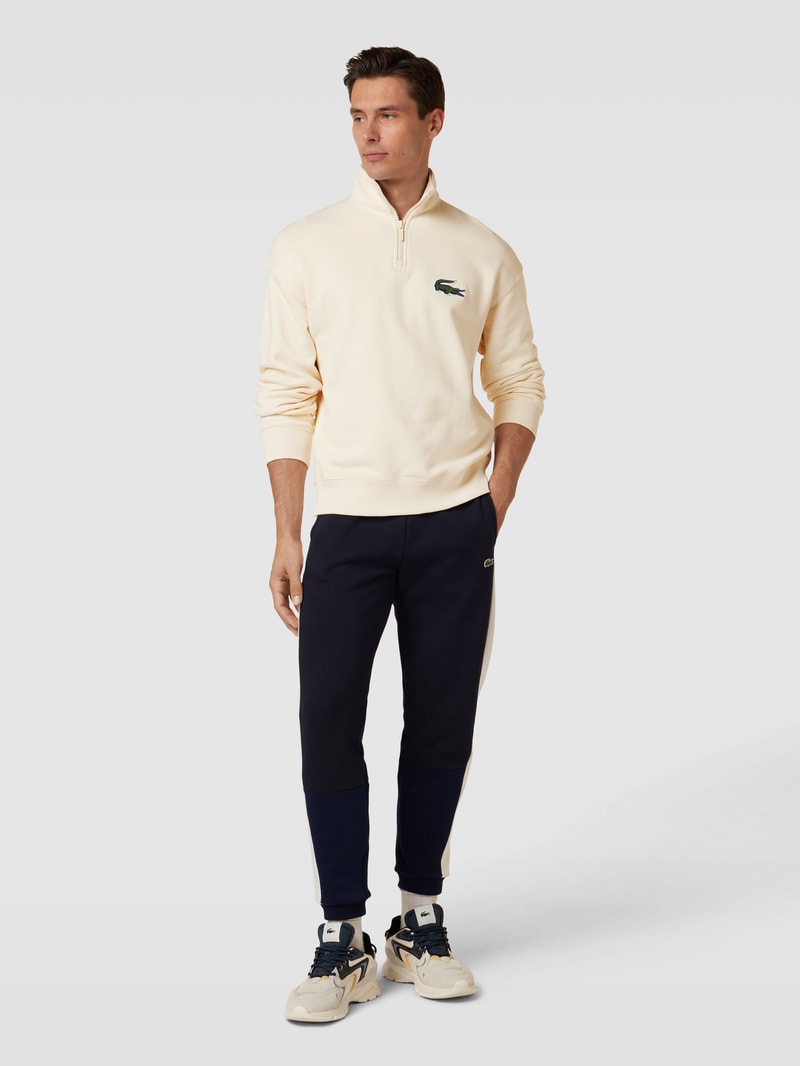 Sweatshirt mit Stehkragen in offwhite