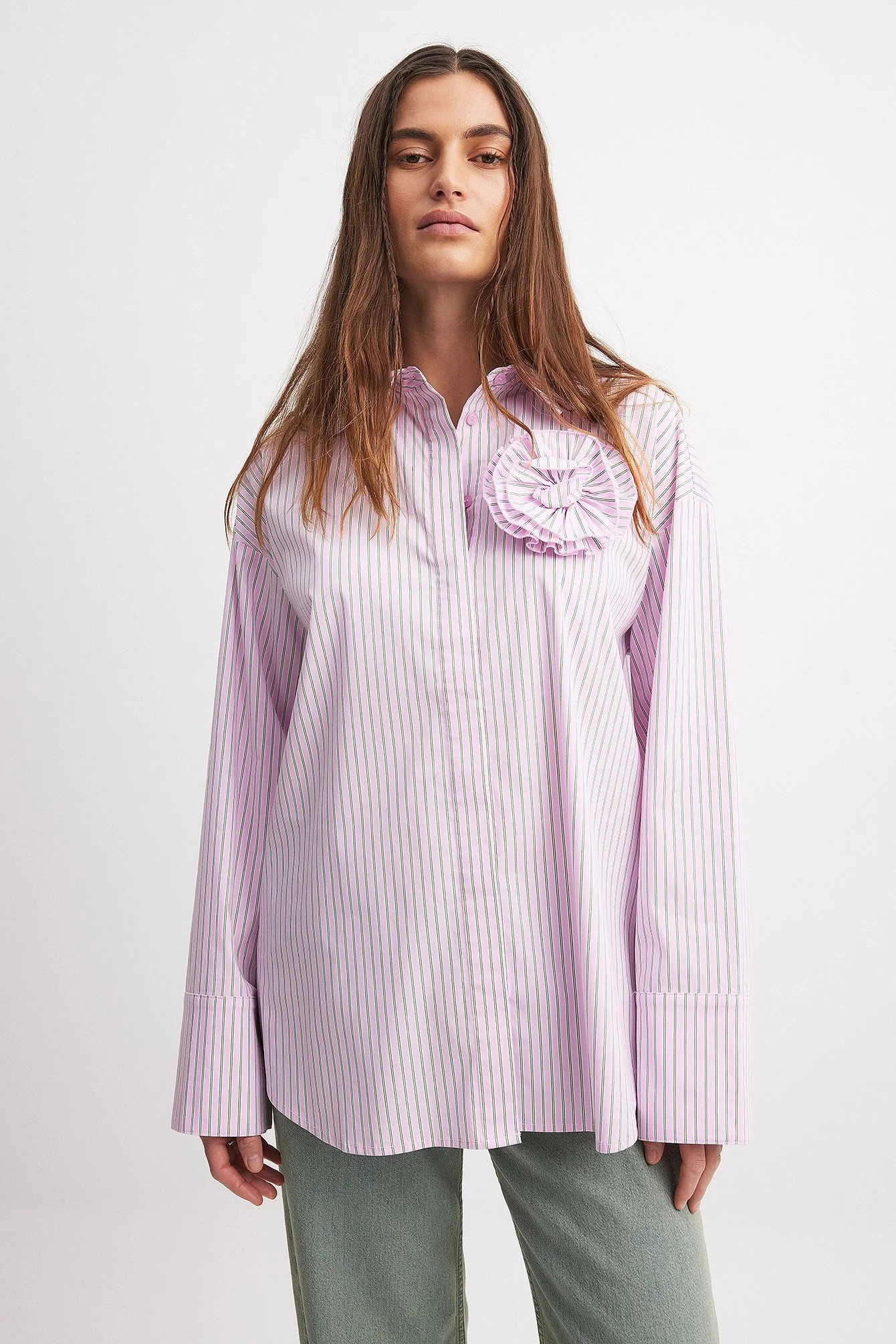 Gestreiftes Oversized-Hemd mit Blumenmuste