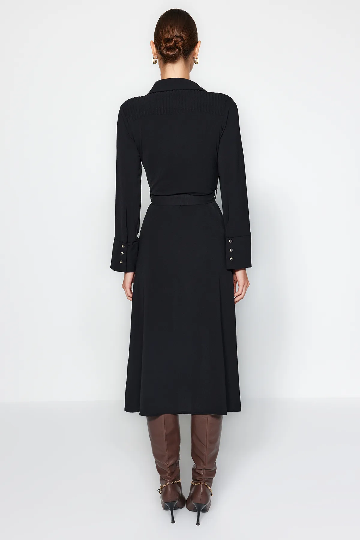 Trendyol Collection  Schwarzes, gewebtes Hemdkleid mit Gürtel und Knöpfen TWOAW24EL00359