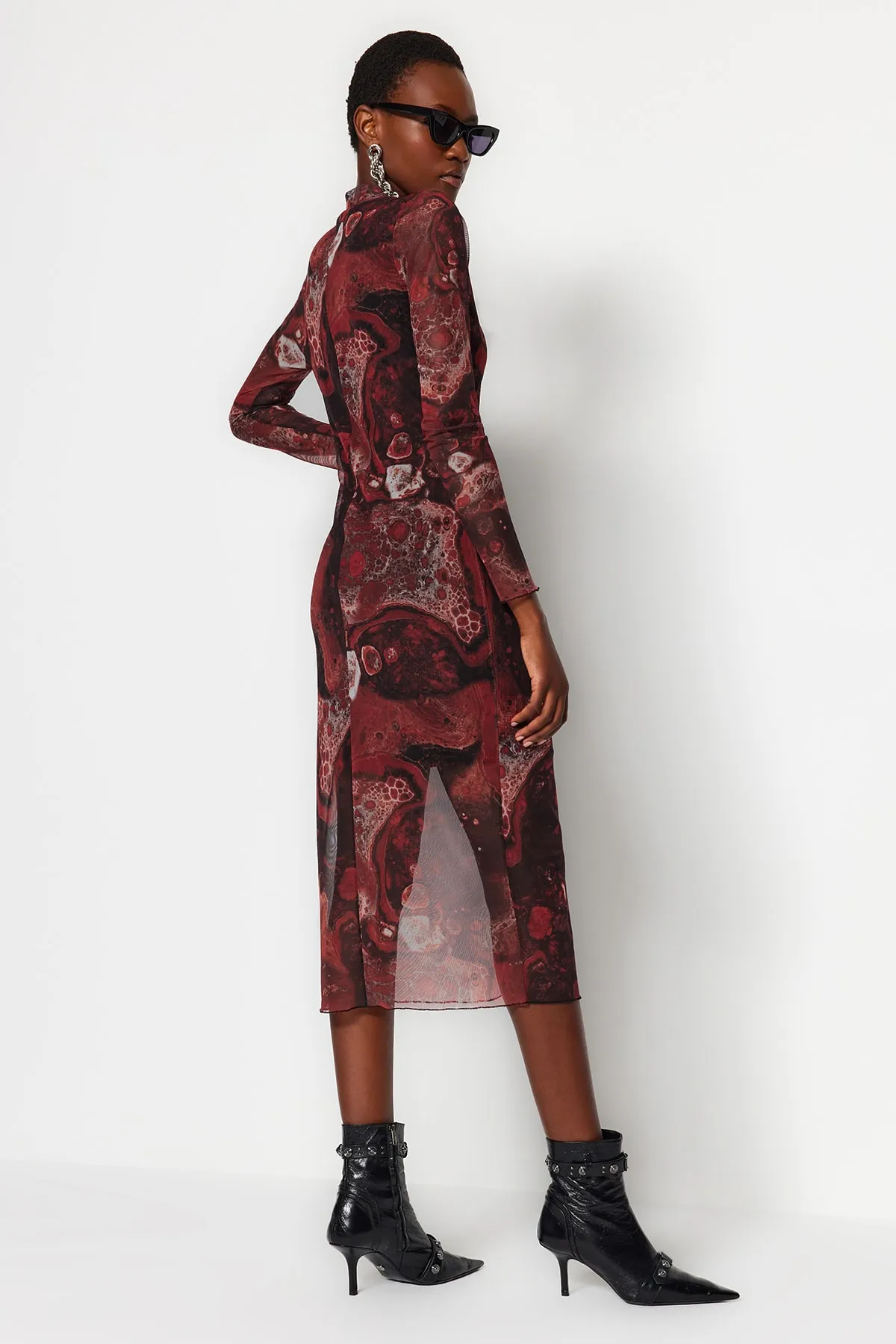 Trendyol Collection  Braunes, bedrucktes, mit Tüll gefüttertes, figurbetontes, hochgeschlossenes Midi-Strickkleid TWOAW24EL00165