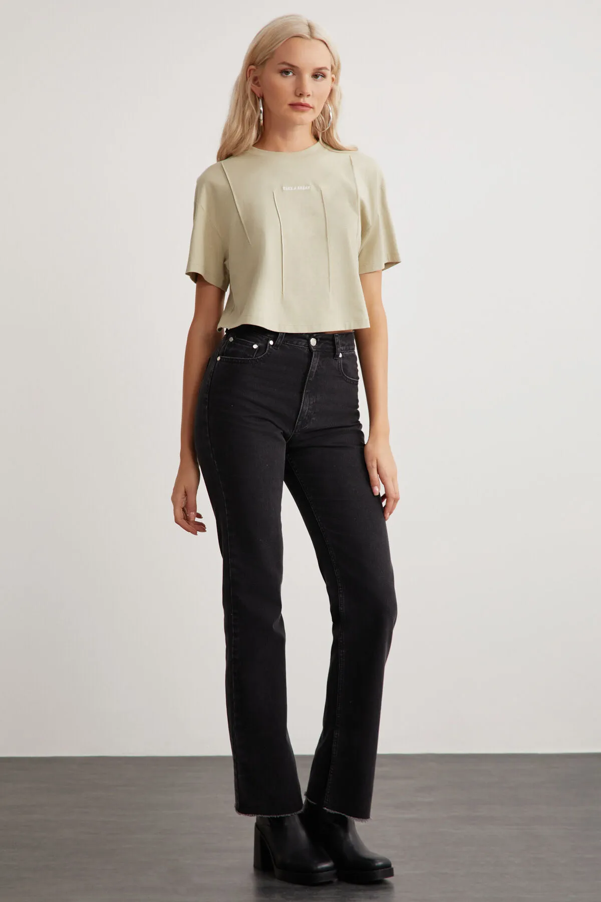GRIMELANGE  Keanne Damen-T-Shirt in Hellkhaki aus 100 % Baumwolle in Beige mit Stickerei-Detail