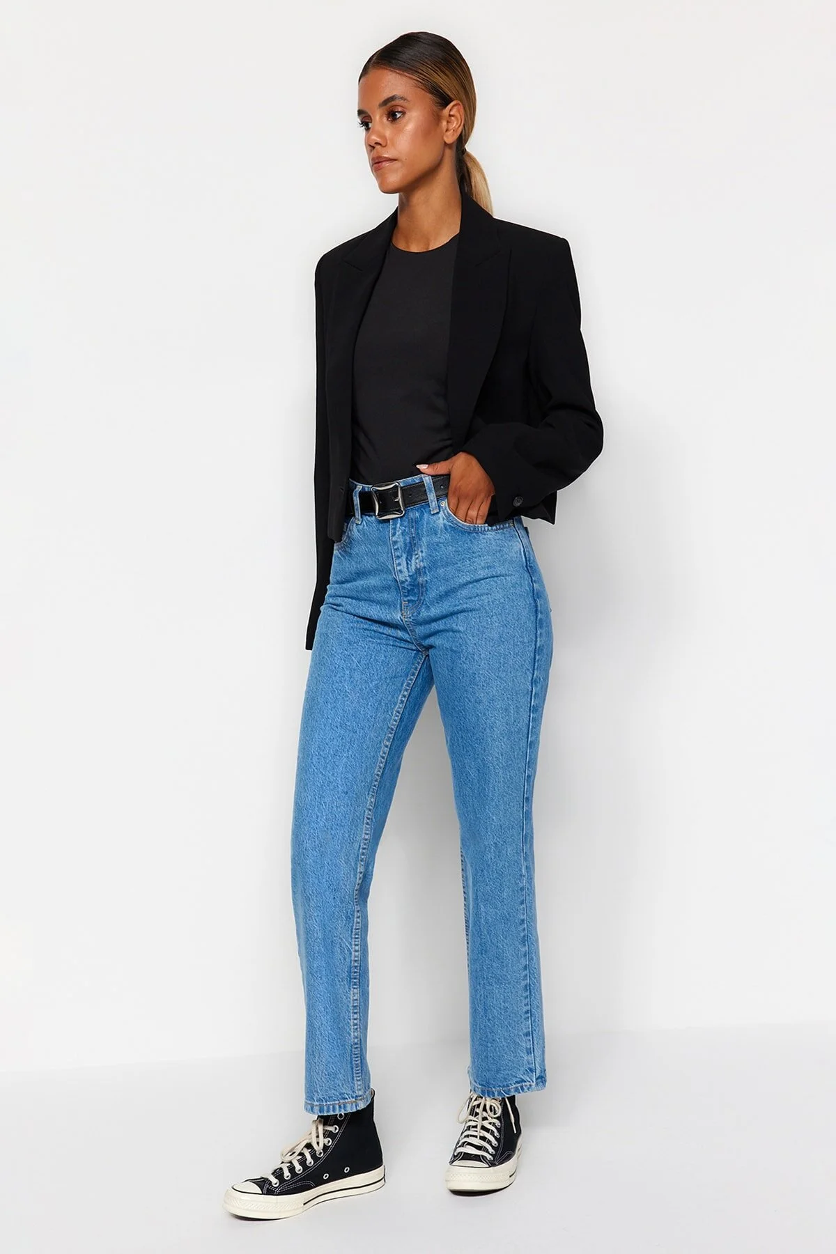 Trendyol Collection  Blaue gerade Jeans mit hoher Taille TWOAW24JE00061