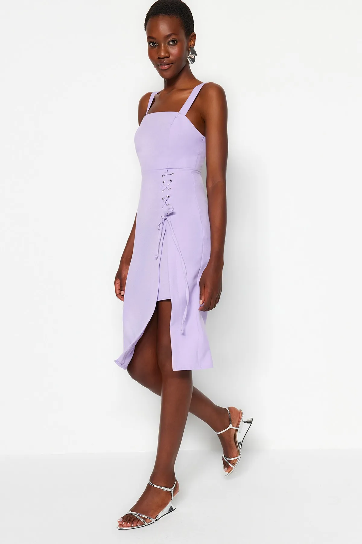 Trendyol Collection  Fliederfarbenes, figurbetontes Midi-Webkleid mit Ösen und detailliertem Schlitz und quadratischem Kragen TWOSS19EL0079
