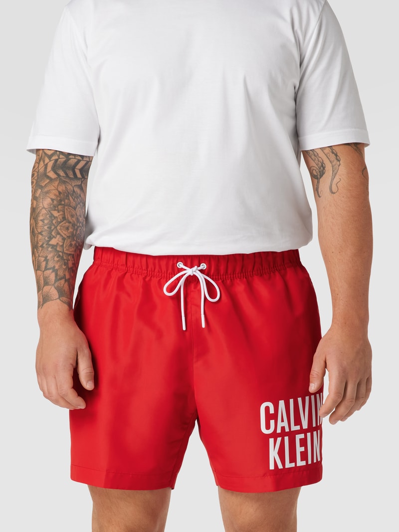 PLUS SIZE Badehose mit Label-Print in rot