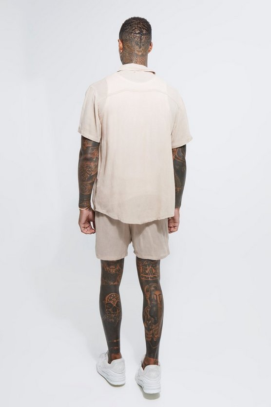 Kurzärmliges Hemd und Shorts