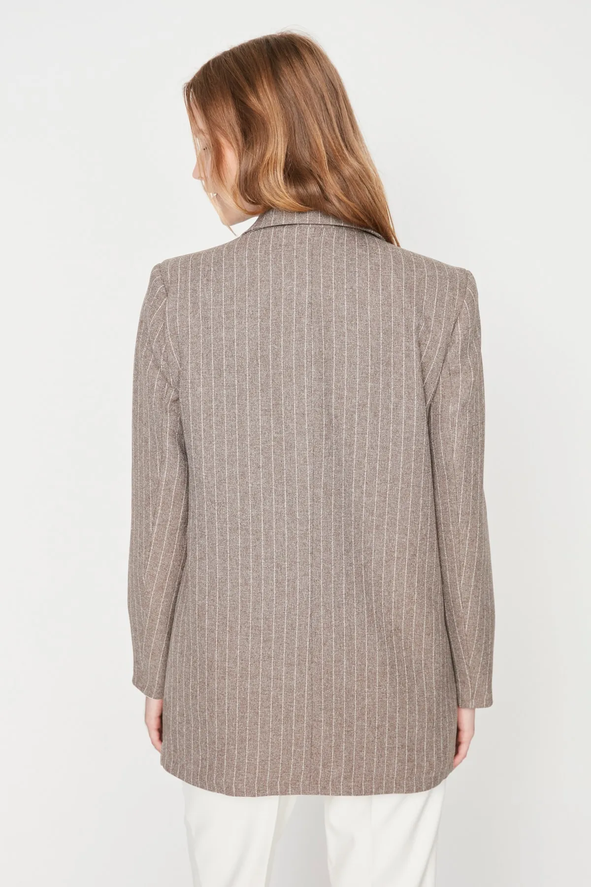 Trendyol Collection  Braune, regelmäßig gefütterte, zweireihige, gewebte Blazerjacke mit Streifenverschluss TWOAW23CE00100