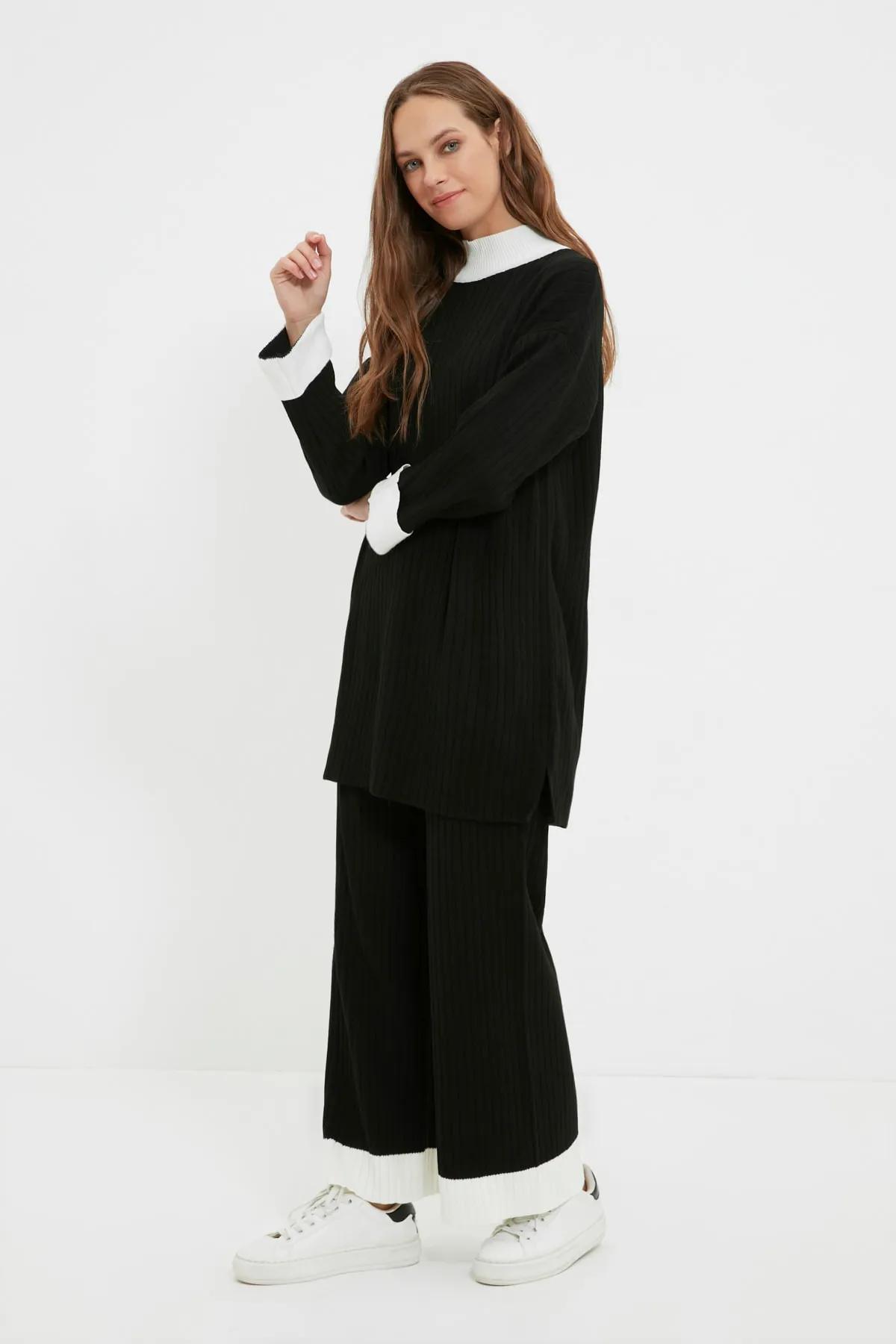 Trendyol Modest  Schwarzer Strickanzug mit Stehkragen und Farbblock-Muster, Pullover und Hose TCTAW22US0080