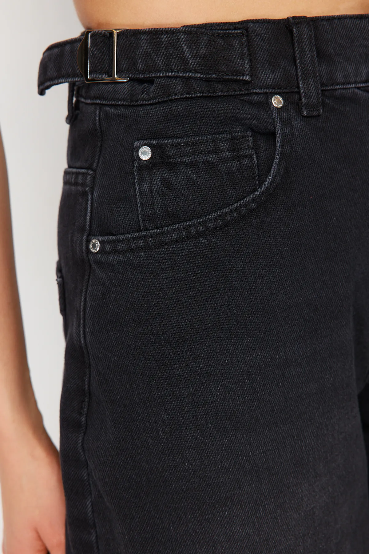 Trendyol Collection  Schwarze Carpenter-Jeans mit lockerer Passform und hoher Taille TWOAW24JE00308