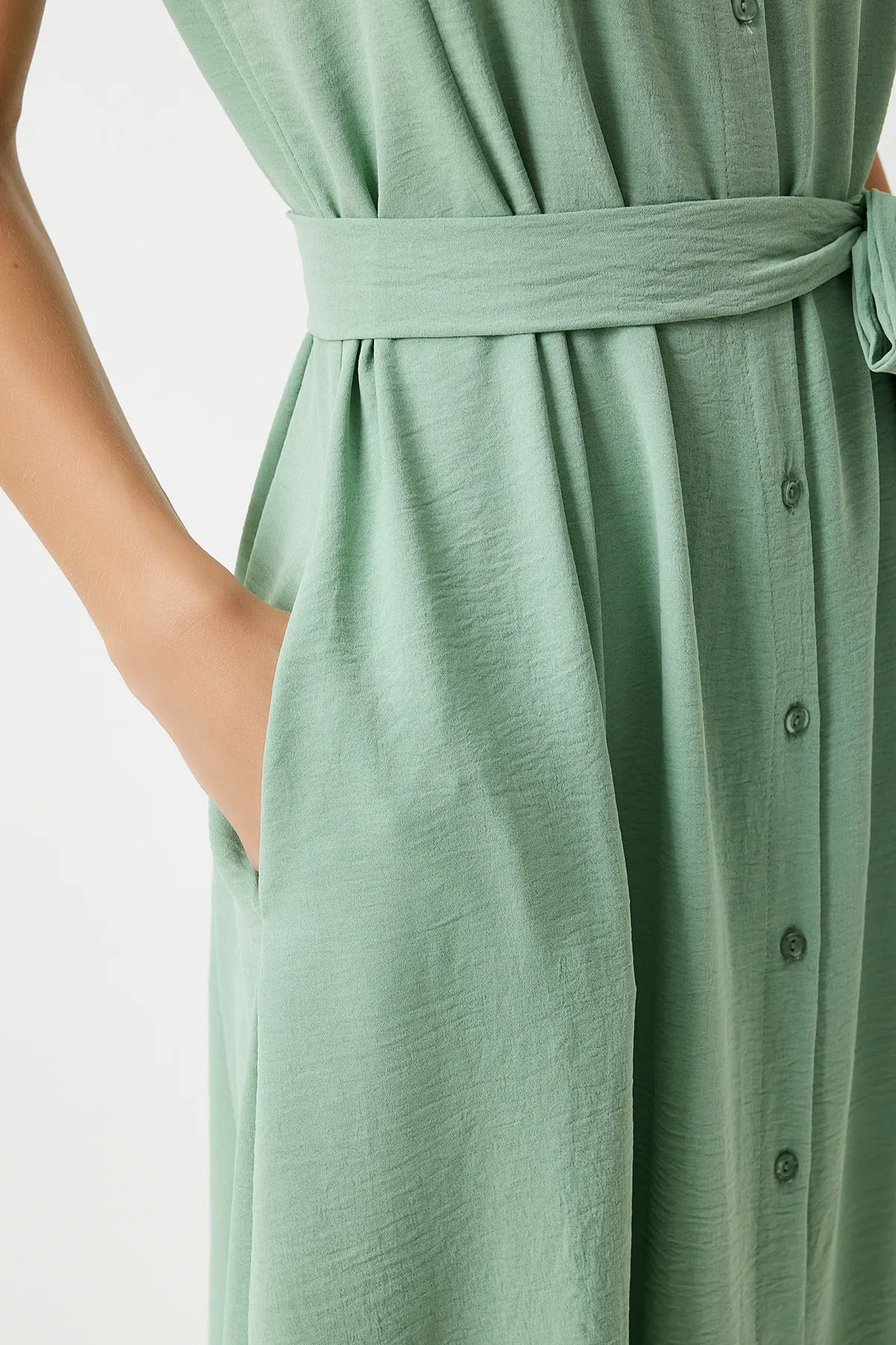 Happiness İstanbul  Grünes Sommer-Hemdkleid aus Leinen-Viskose mit Gürtel für Damen DD00927