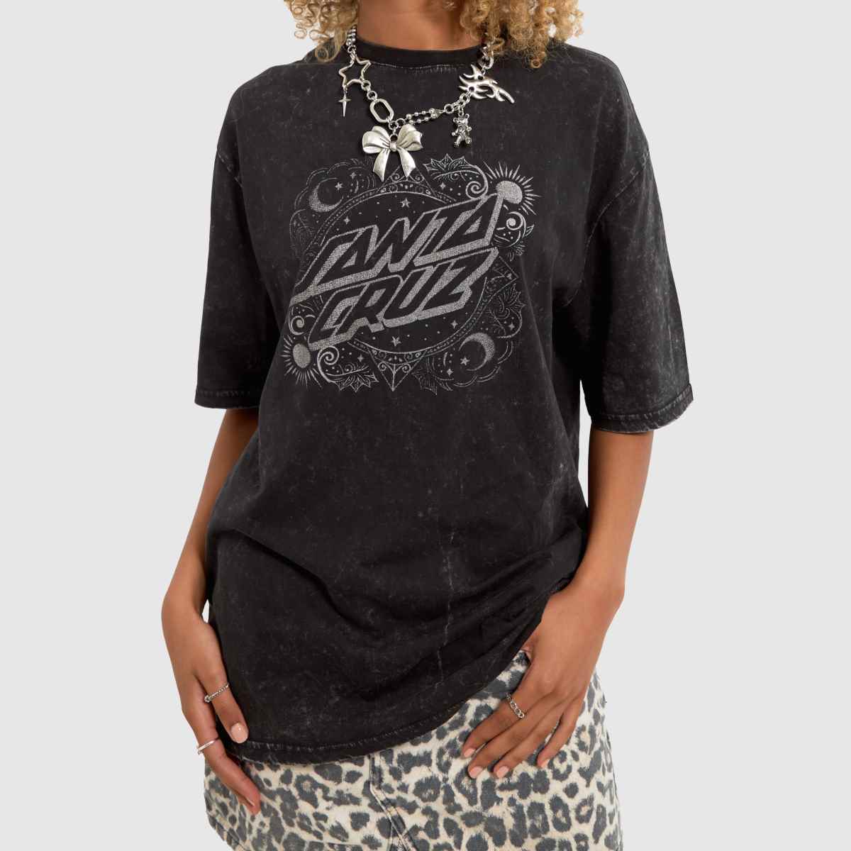 Santa Cruz – Svart t-shirt med utsmyckade prickar