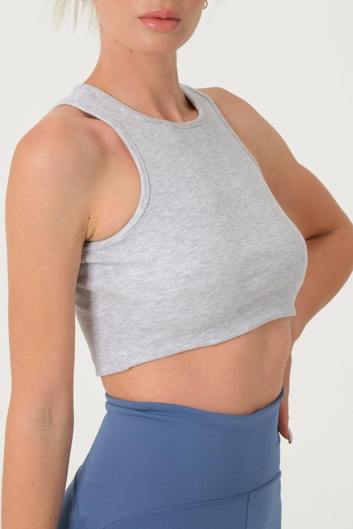 Domoda  Graues, geripptes Crop-Top mit Neckholder-Unterhemd und gerippter Sportlerbluse