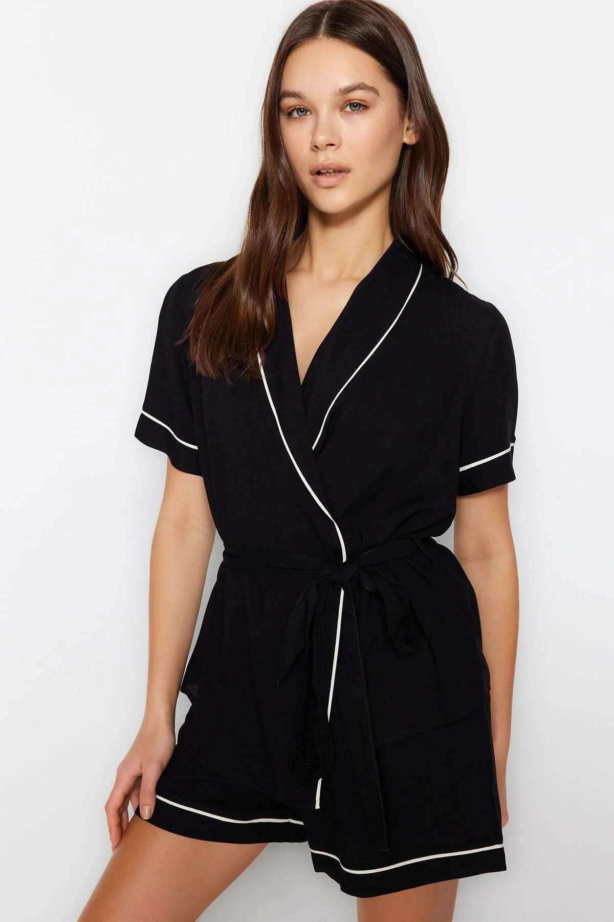 Trendyol Collection  Schwarzes Pyjama-Set aus Viskose mit Hemd und Shorts, mit Gürtel und Paspelierung THMSS23PT00203