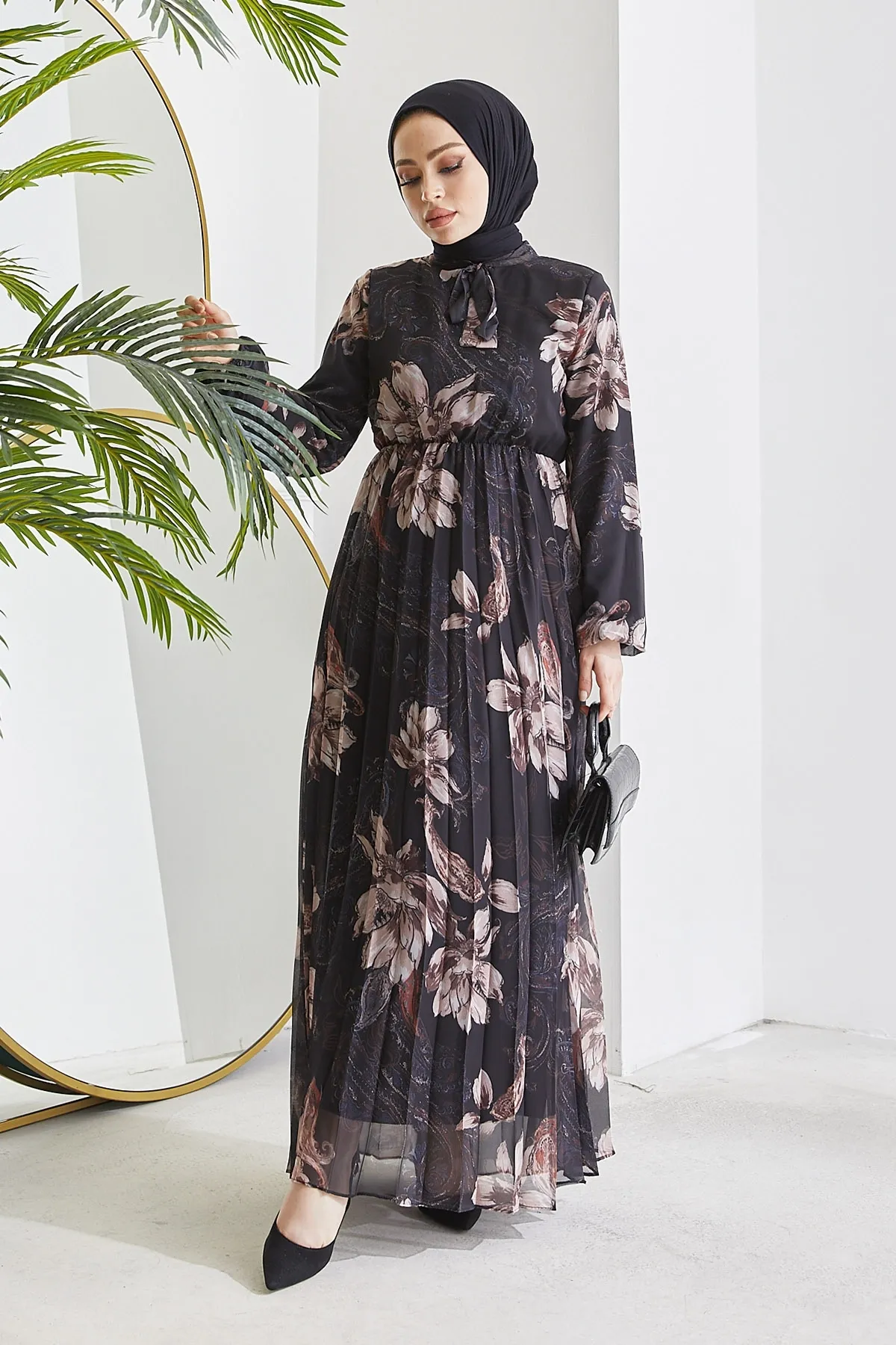 InStyle  Serena Hijab-Kleid aus plissiertem Chiffon mit Blumenmuster – Schwarz