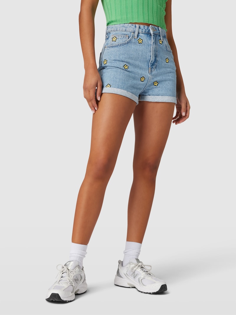Jeansshorts mit fixierten Beinumschlägen in hellblau