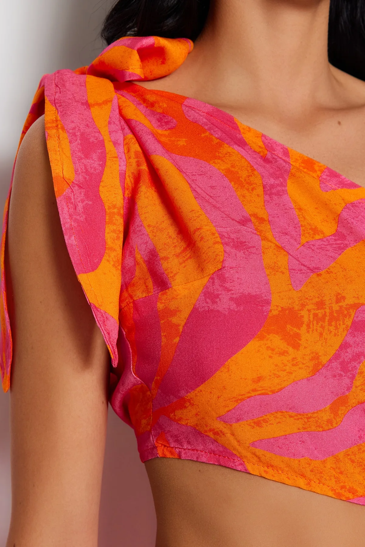 Trendyol Collection  Abstrakt gemustertes, gewebtes Maxi-Strandkleid mit Ausschnitt/Fenster und einer Schulter TBESS23EL00271
