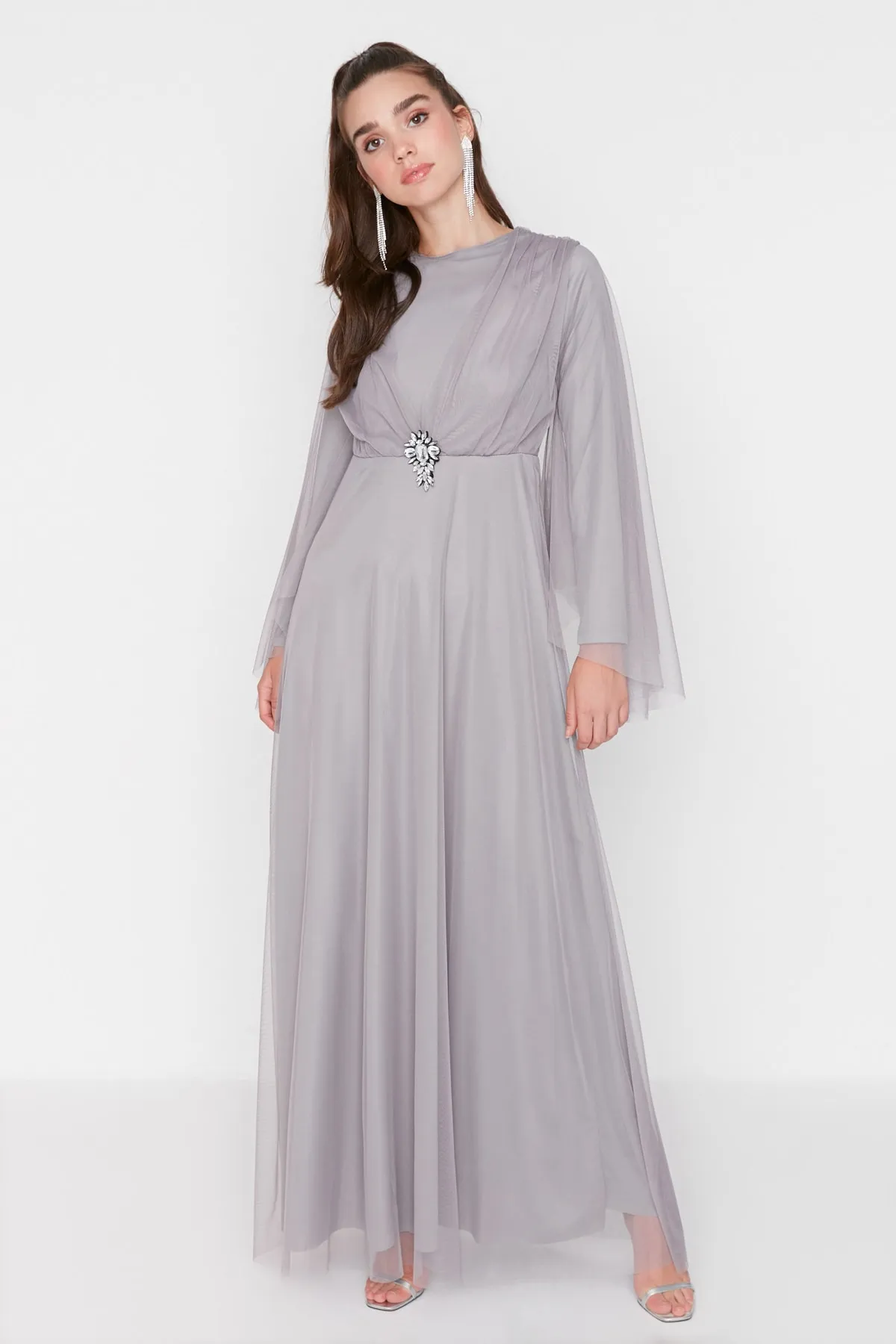 Trendyol Modest  Graues Tüllcape und abnehmbare, mit Schmucksteinen verzierte Brosche am Abendkleid TCTSS22DB00014