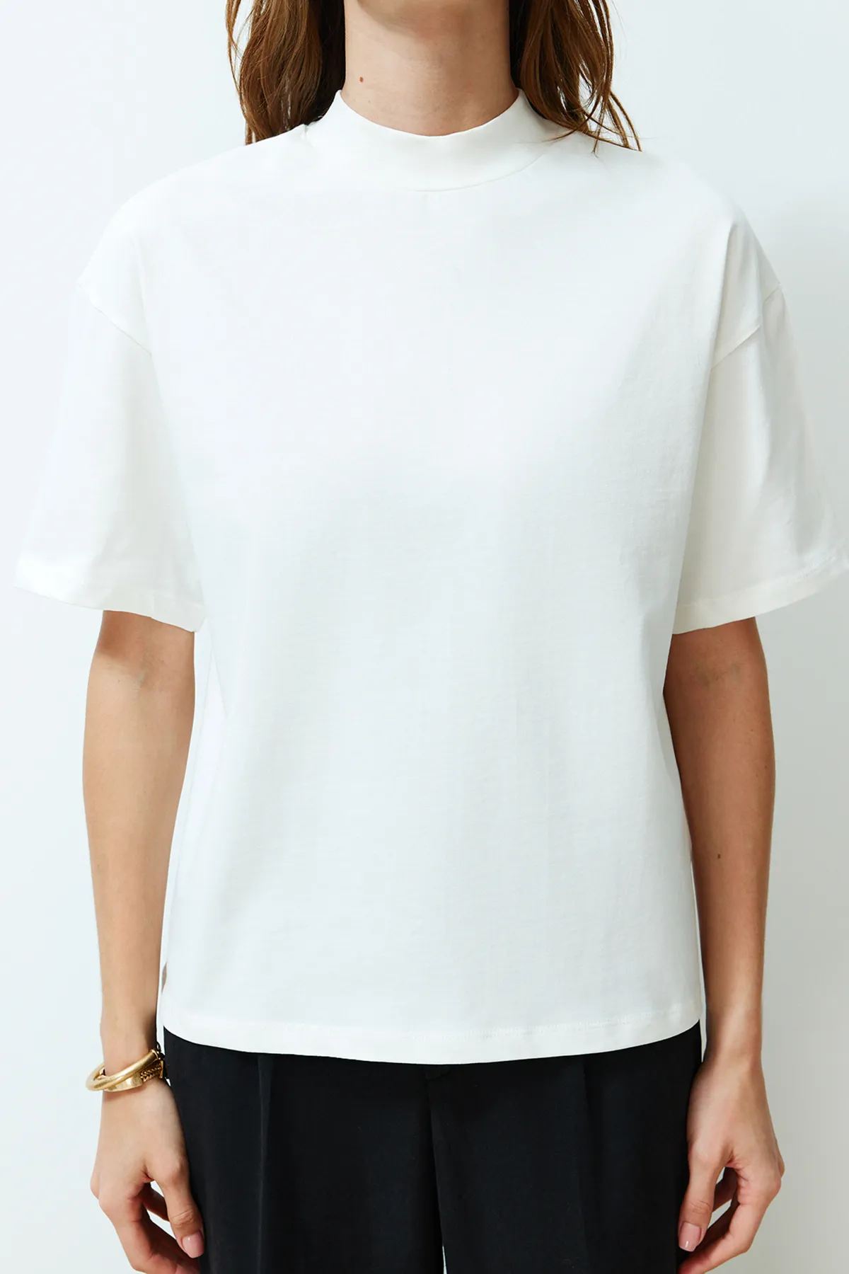 Trendyol Collection  Weißes Strick-T-Shirt aus 100 % Baumwolle mit Stehkragen und dreiviertellangen Ärmeln TWOSS24TS00074