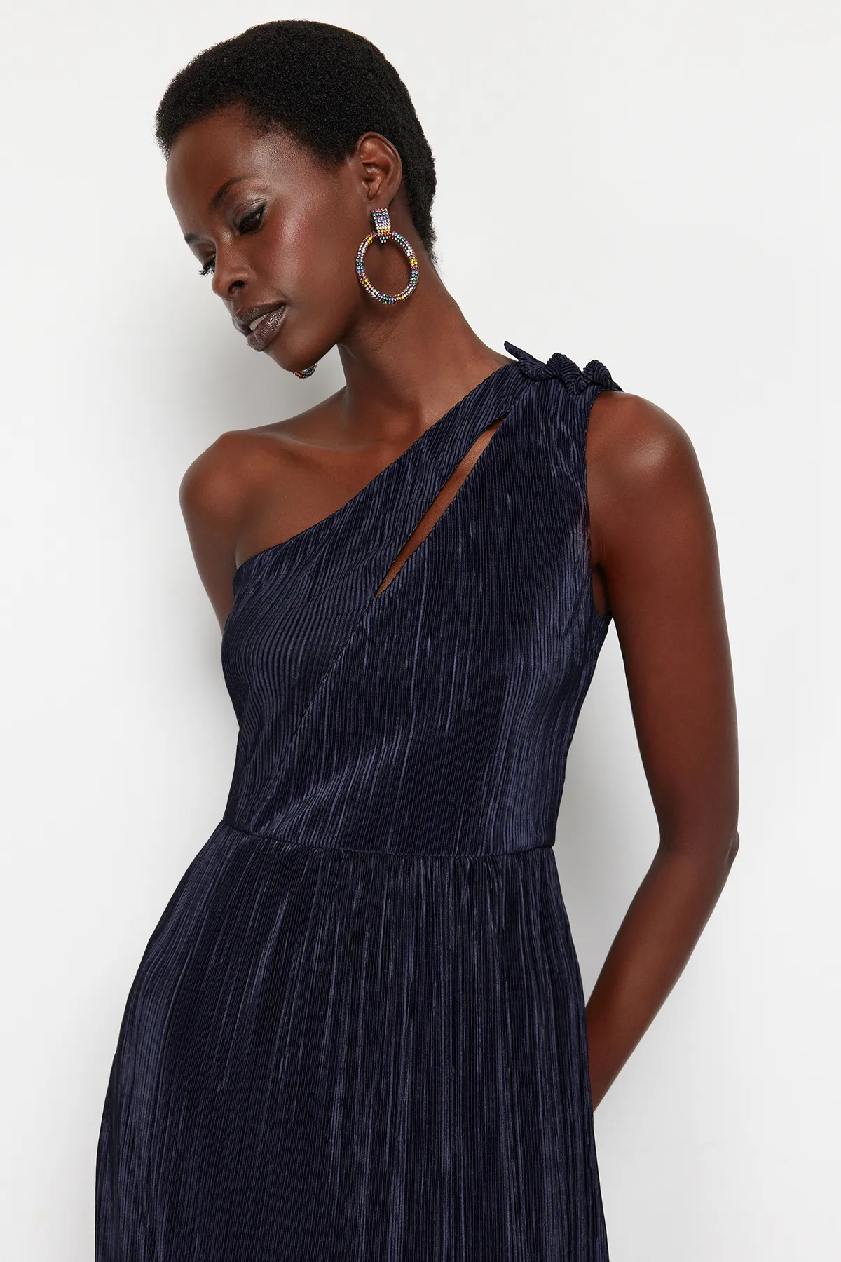 Trendyol Collection  Marineblaues, plissiertes, gefüttertes langes Abendkleid aus Strick TPRSS24AE00021