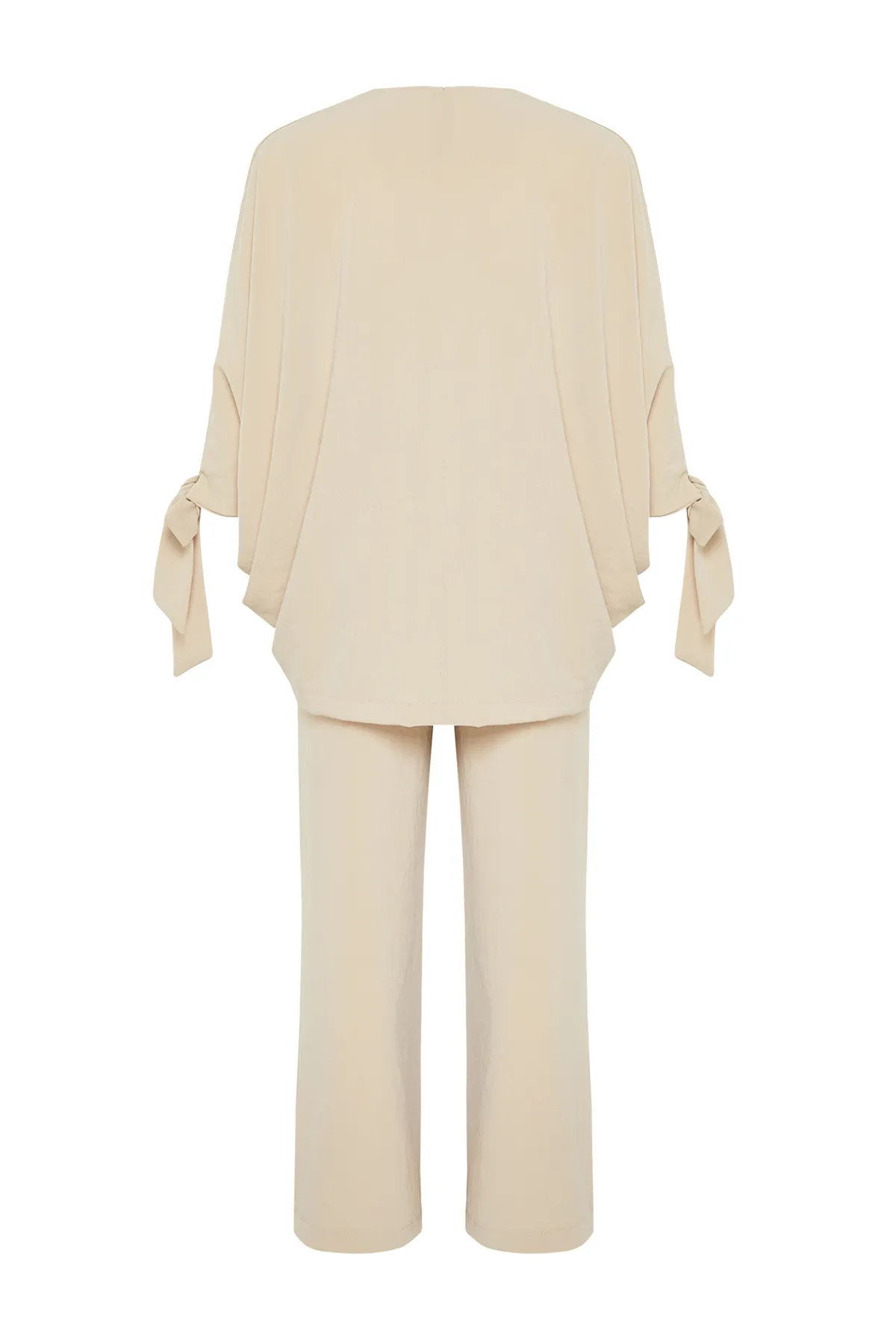 Trendyol Modest  Beigefarbenes Set aus gewebter Aerobin-Tunika und Hose mit Fledermausärmeln TCTSS23US00043