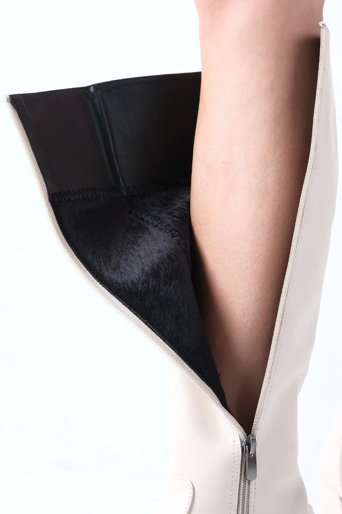 Mio Gusto  Mila Beigefarbene Damenstiefel mit spitzem Zehenbereich und seitlichem Reißverschluss und dünnem Pelzfutter