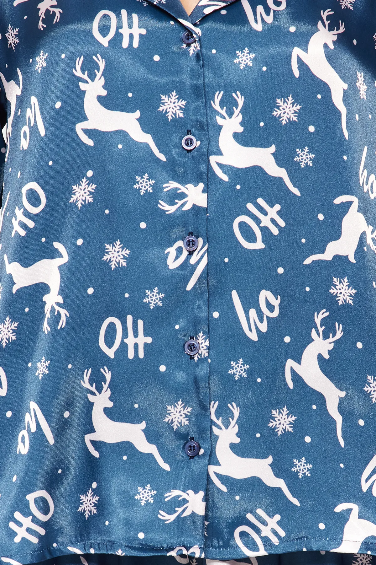 Trendyol Collection  Marineblau-mehrfarbiges, gewebtes Pyjama-Set aus Hemd und Hose aus Satin mit Neujahrsmotiv THMAW24PT00037
