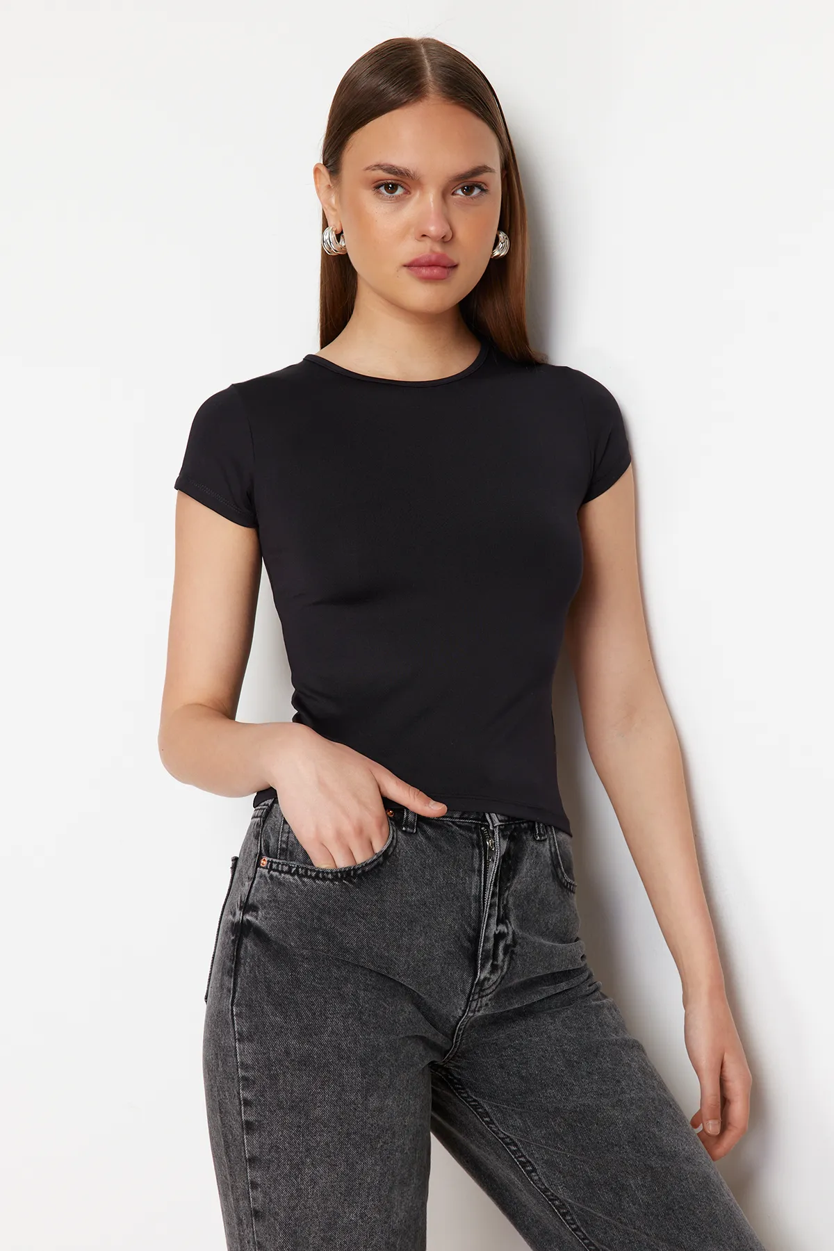 Trendyol Collection  Schwarzes tailliertes T-Shirt aus Polyamid mit Rundhalsausschnitt – super dehnbar, kurze Ärmel TWOSS24TS00238