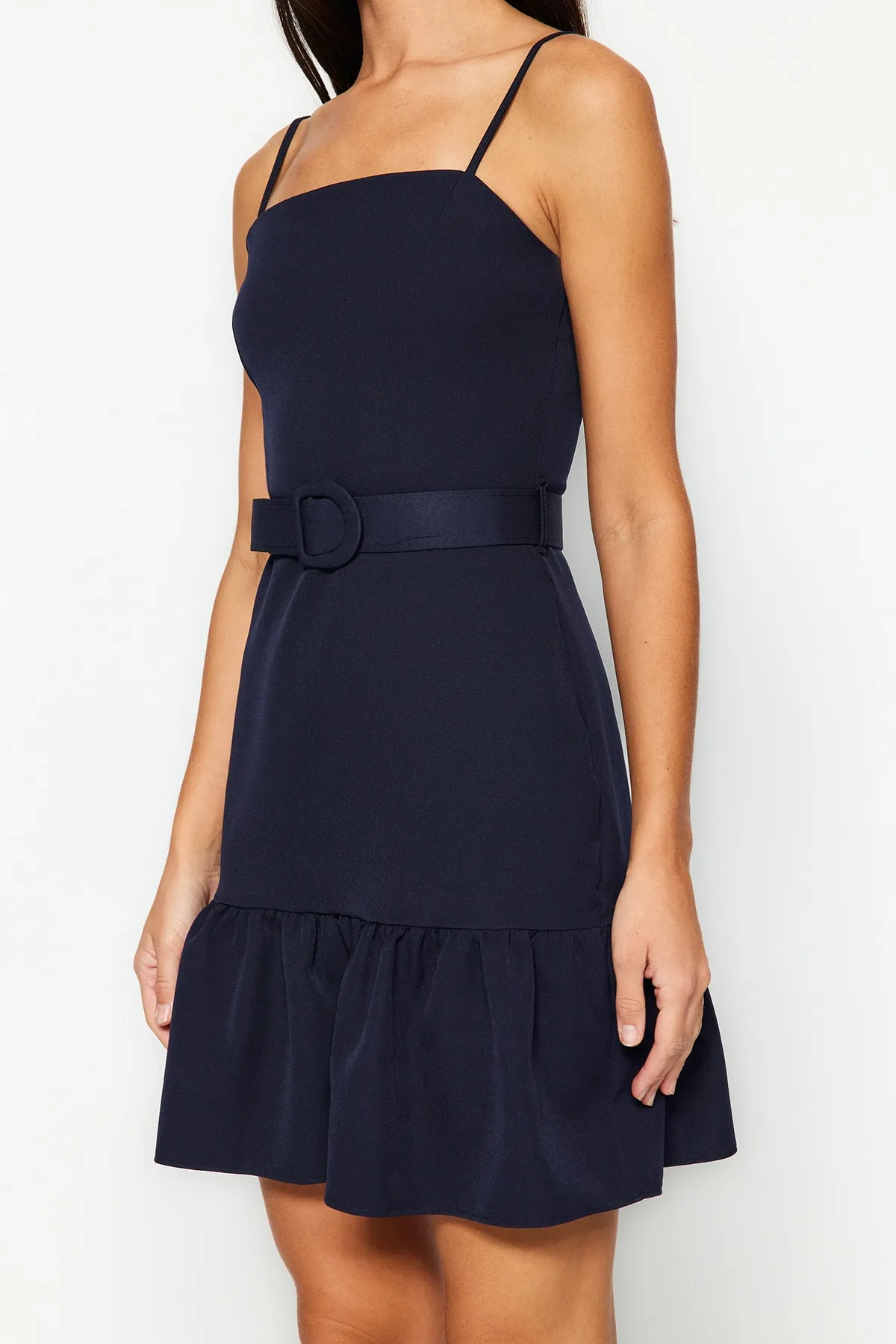 Trendyol Collection  Marineblaues Kleid mit gewebten Trägern und Gürtel TWOSS23EL02033