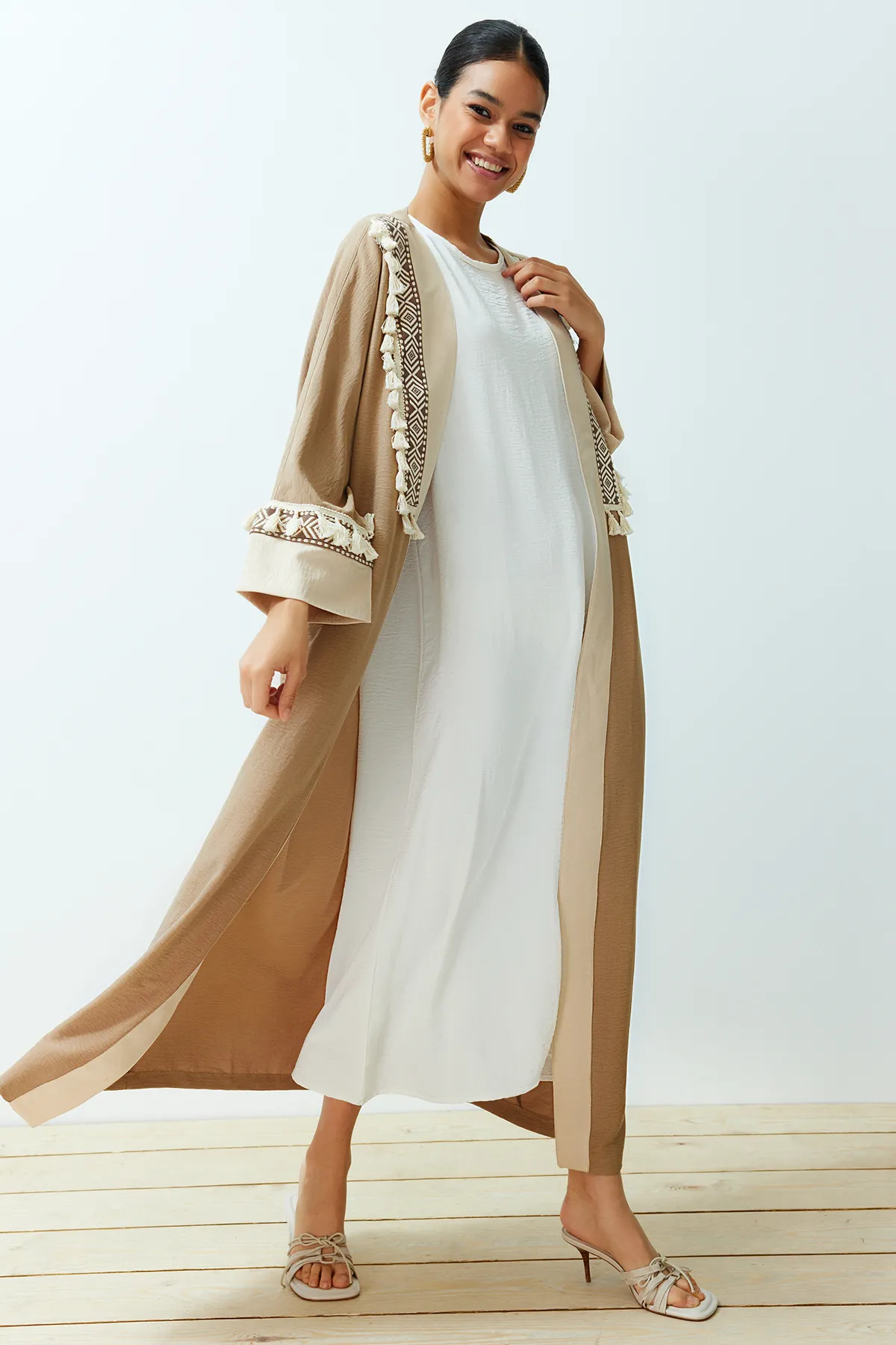 Trendyol Modest  Brauner Brode-Kimono mit Gürtel und detailliertem Crinkle-Gewebe, Kaftan und Abaya TCTSS24KF00007