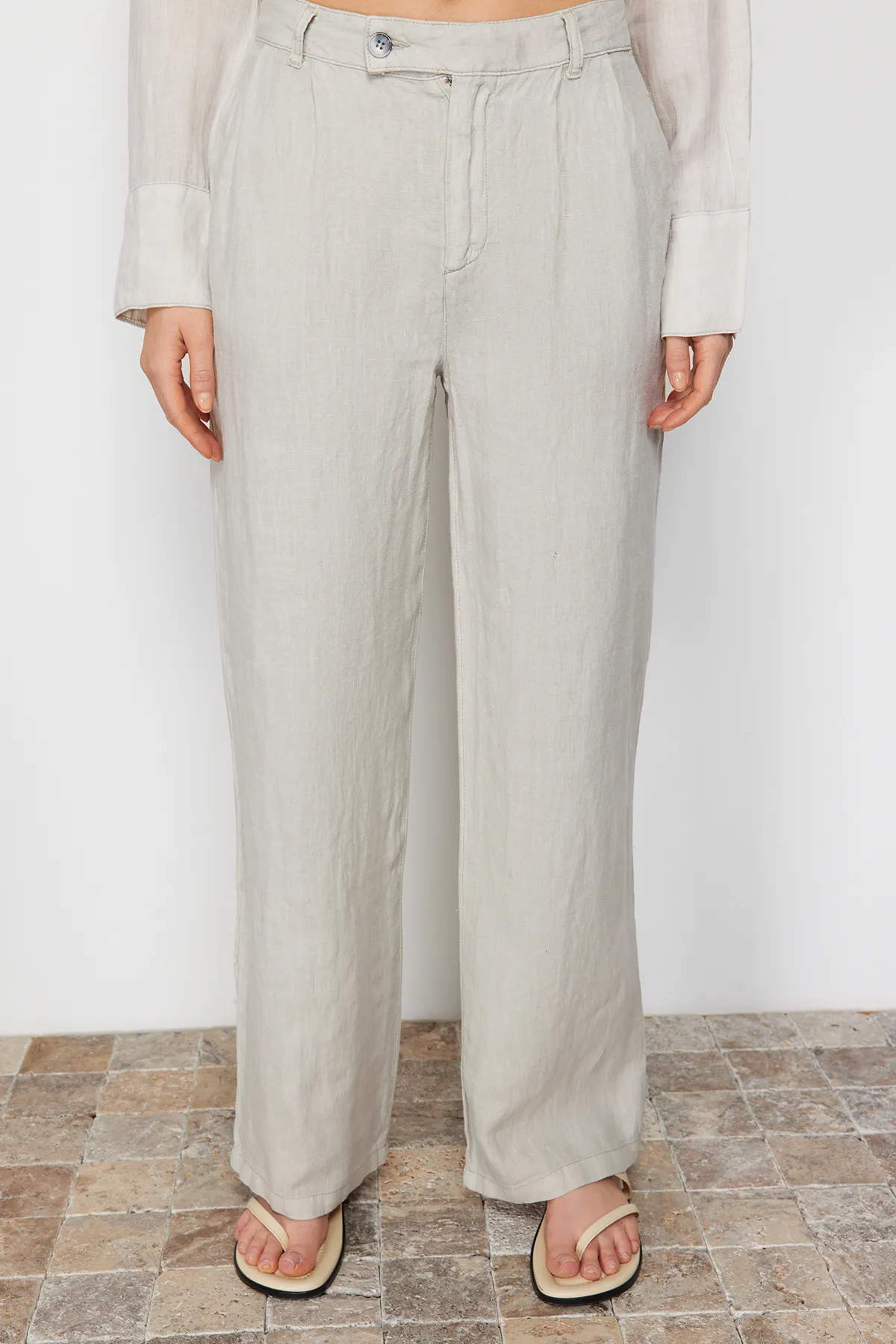 Trendyol Collection  Graue Plisseehose aus 100 % Leinen mit hoher Taille und weitem Bein TWOSS24JE00245