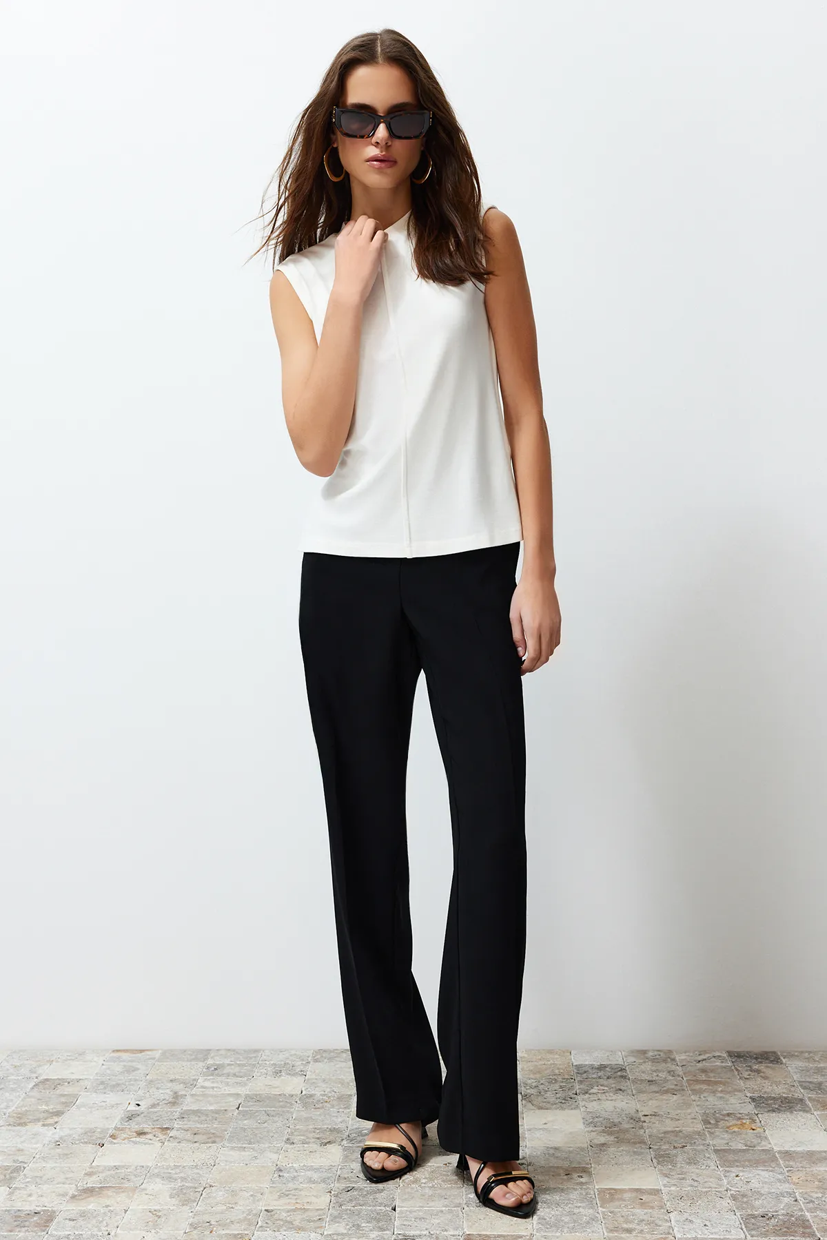 Trendyol Collection  Ecrufarbene, taillierte/flexible Strickbluse aus Viskose/weichem Stoff TWOSS24BZ00432