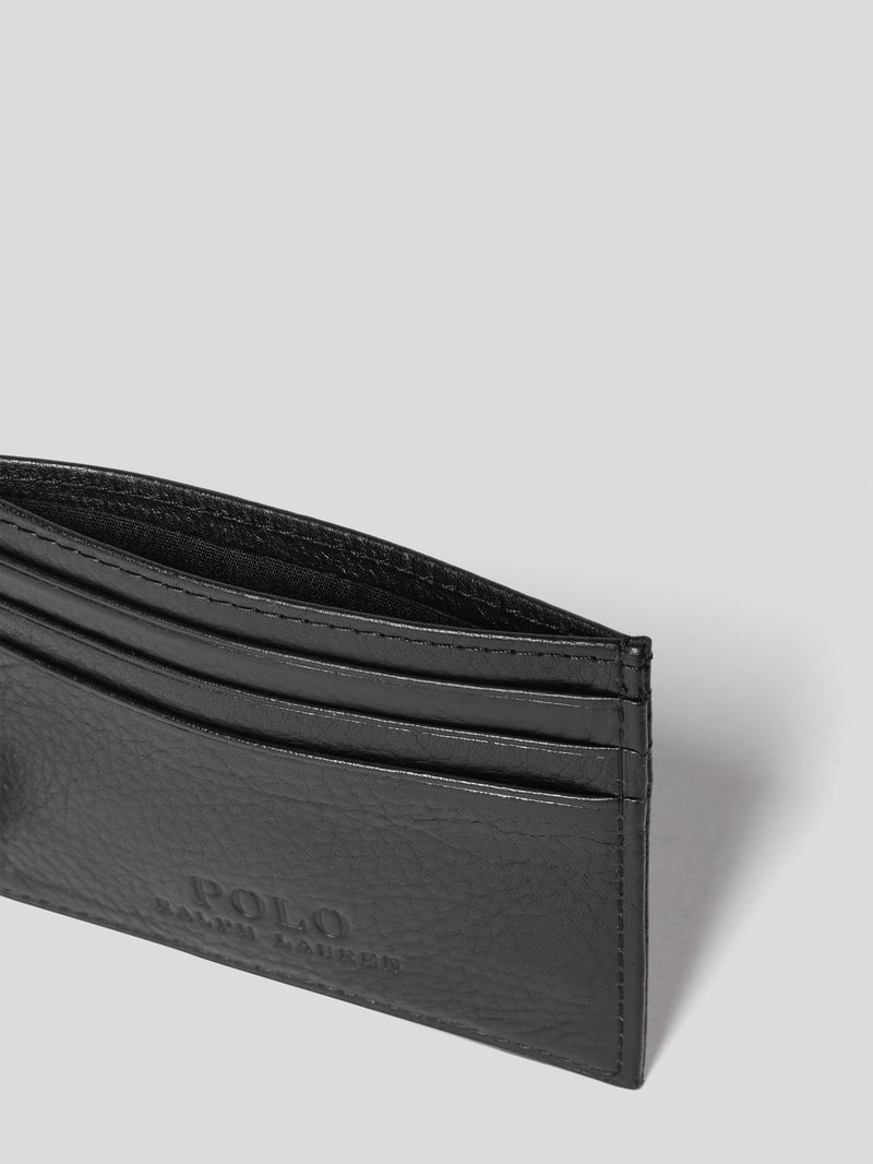 Kartenetui mit Label-Prägungen in schwarz
