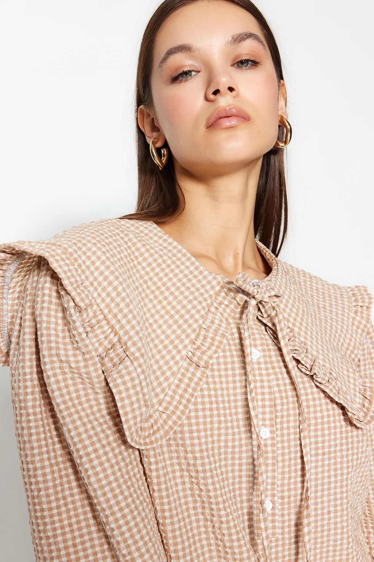 Trendyol Modest  Braune gewebte Tunika mit Gingham-Muster und Babykragen TCTSS23UK00065