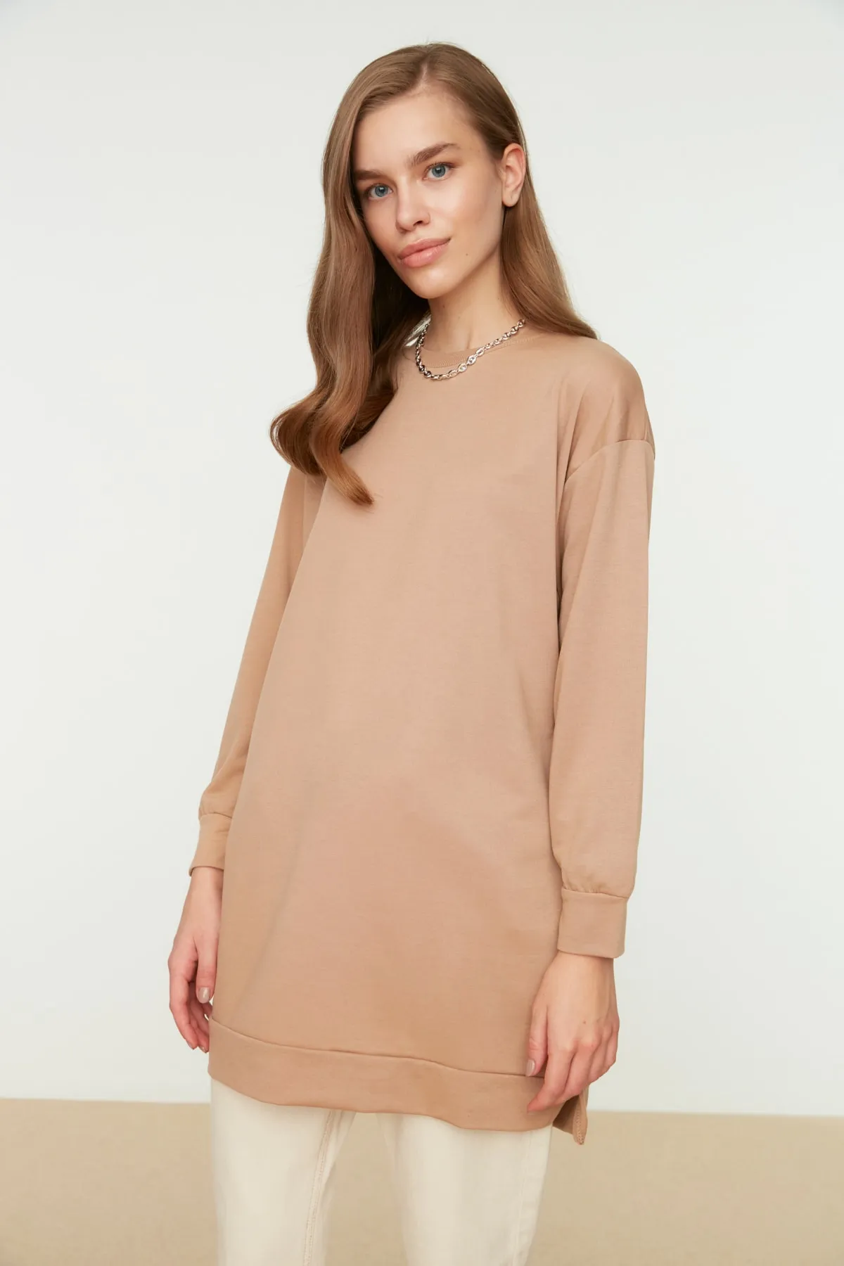 Trendyol Modest  Beigefarbenes Basic-Strick-Sweatshirt mit Rundhalsausschnitt und Schlitz und detailliertem Ausschnitt TCTAW22TW0138