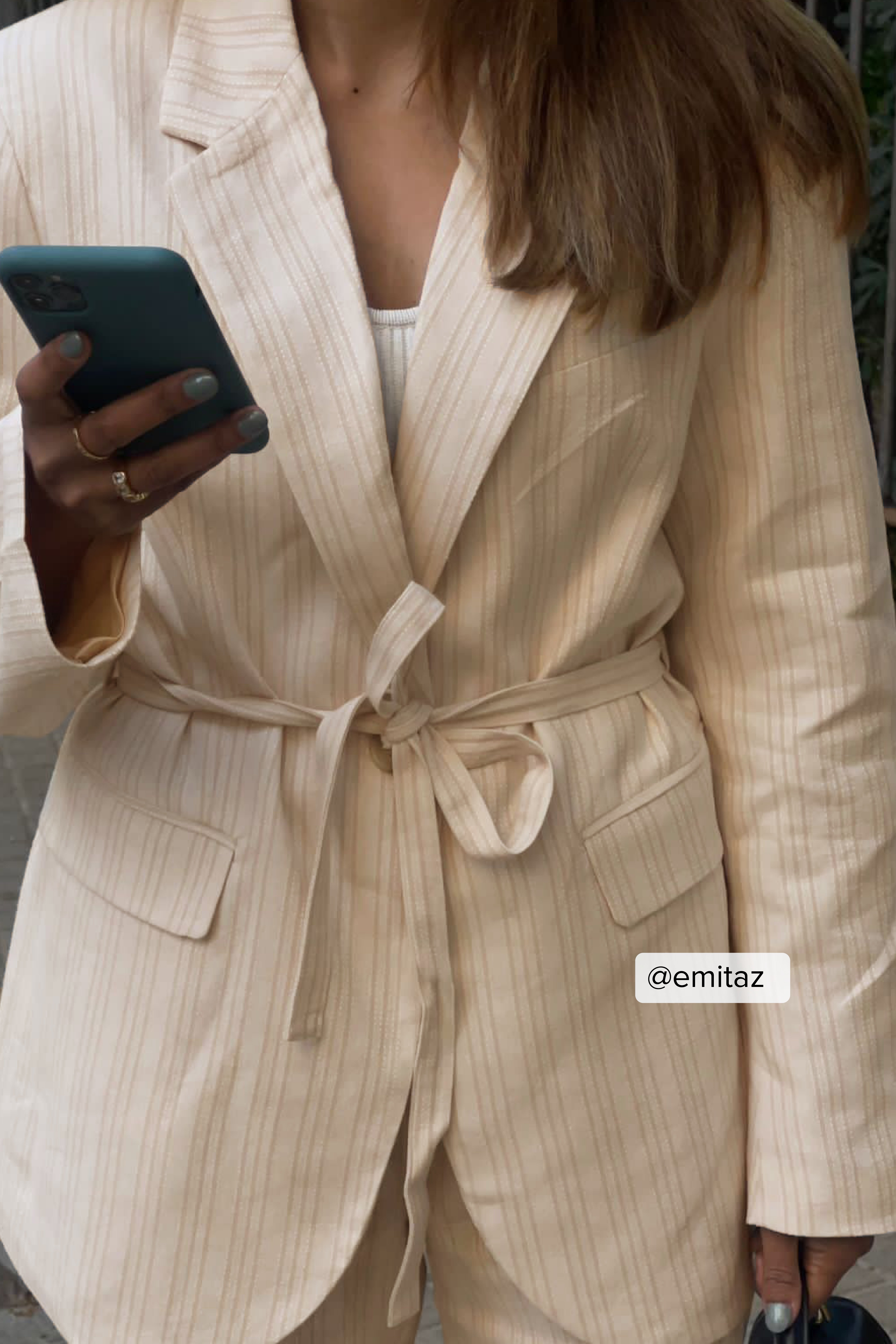 Gerade geschnittener gestreifter Blazer mit Gürtel