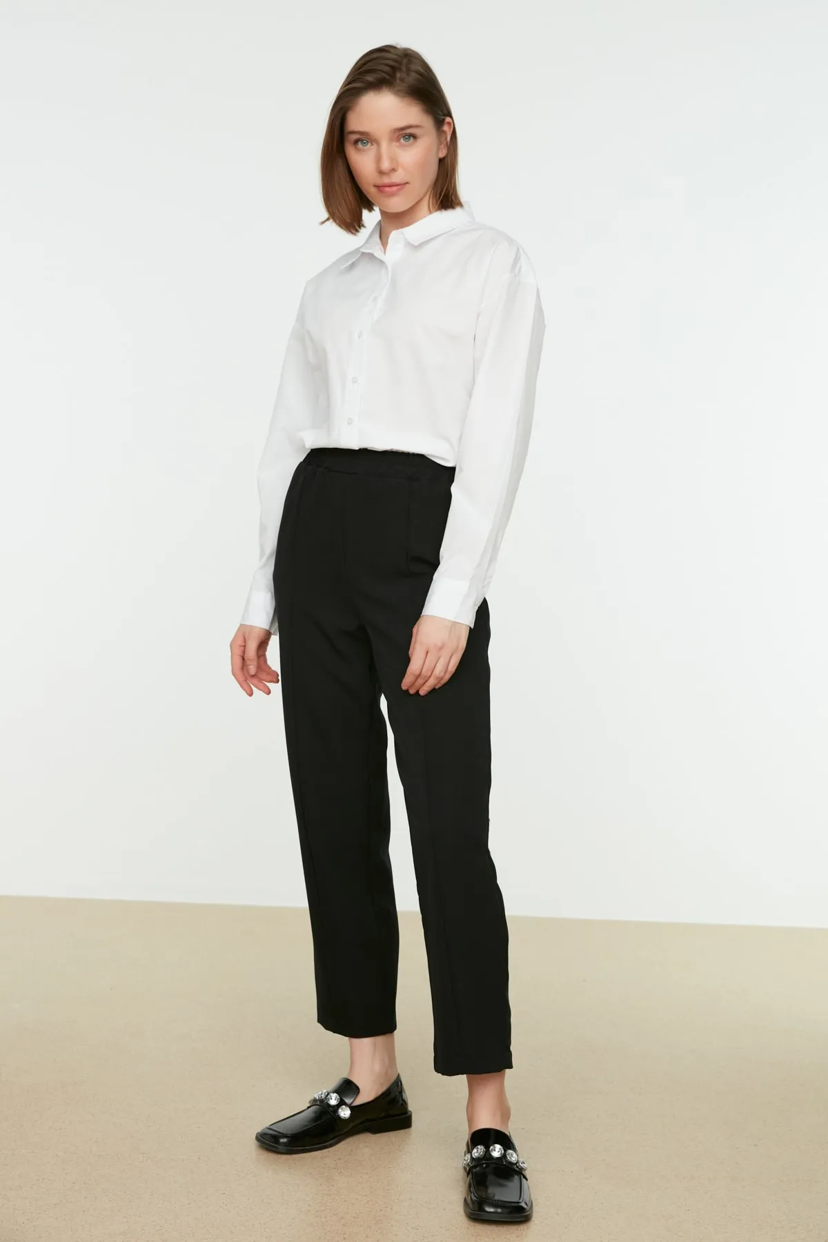Trendyol Modest  Schwarze gewebte Hose mit elastischem Bund und Rippendetails und geradem Schnitt TCTSS21PL0570