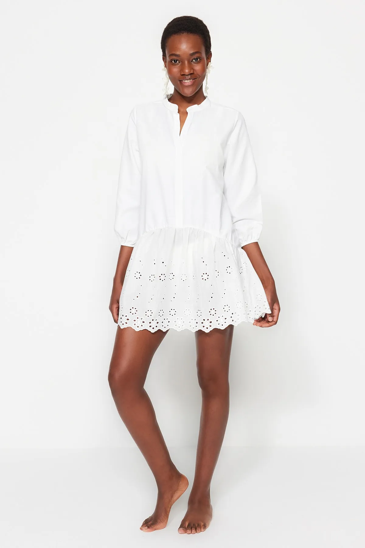 Trendyol Collection  Weißes Mini-Strandkleid mit gewebter Stickerei TBESS23EL00022