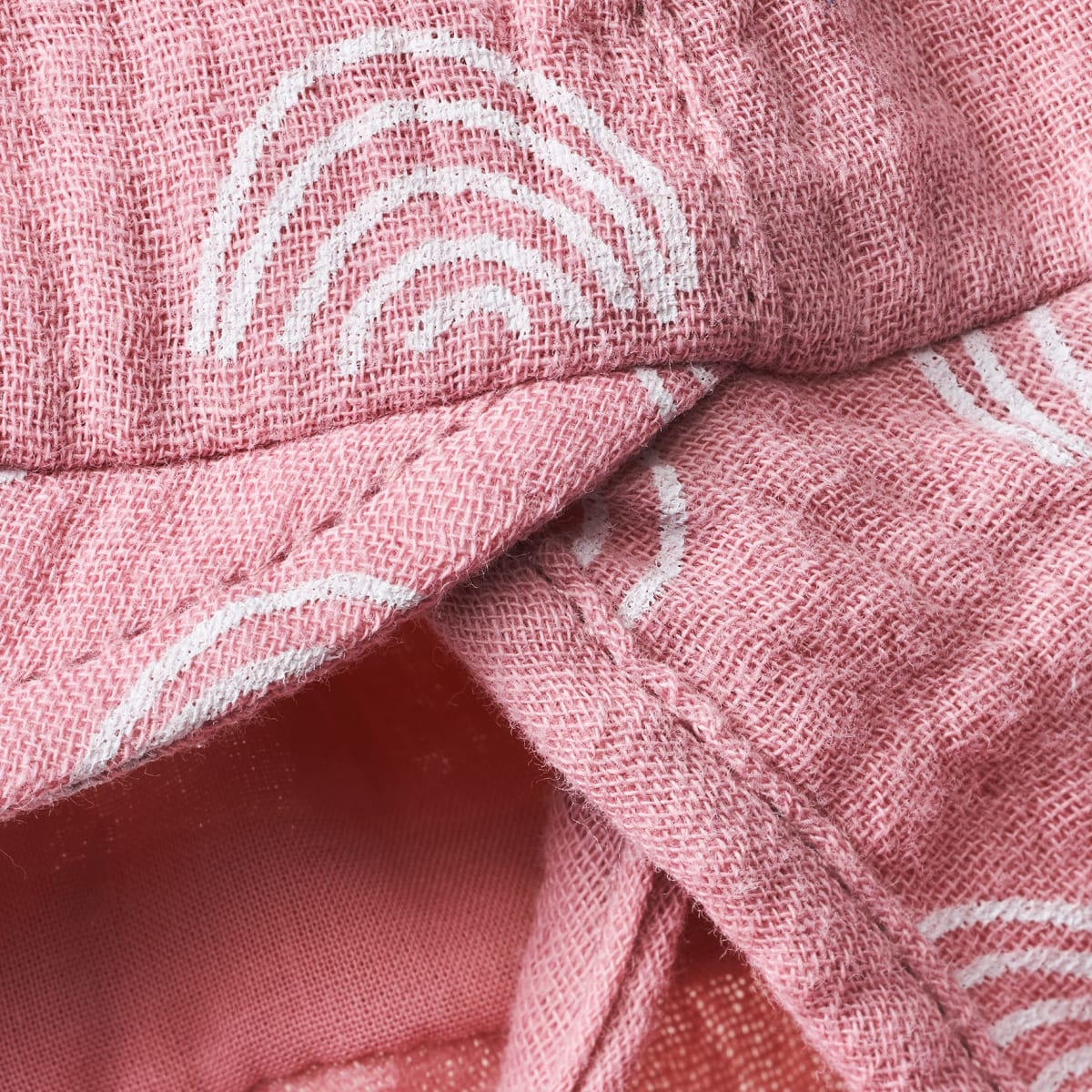 Mütze aus Musselin mit Regenbogen-Muster, rosa , Gr.48/49, 1 St