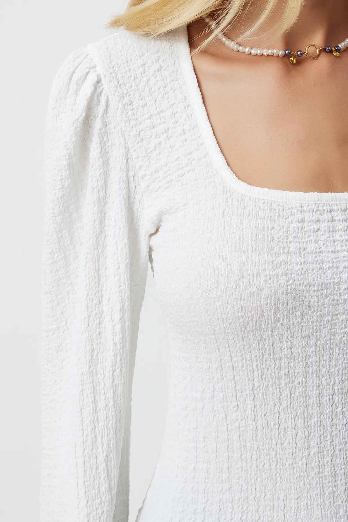 Happiness İstanbul  Weiße strukturierte Strickbluse mit quadratischem Kragen für Damen DD01111