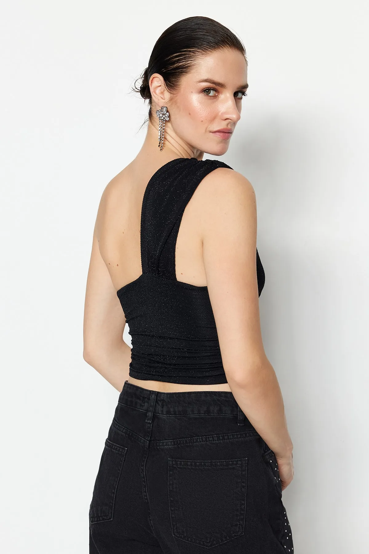 Trendyol Collection  Schwarzes, bauchfreies, gefüttertes, glänzendes Strick-Bustier TPRSS23BS00011