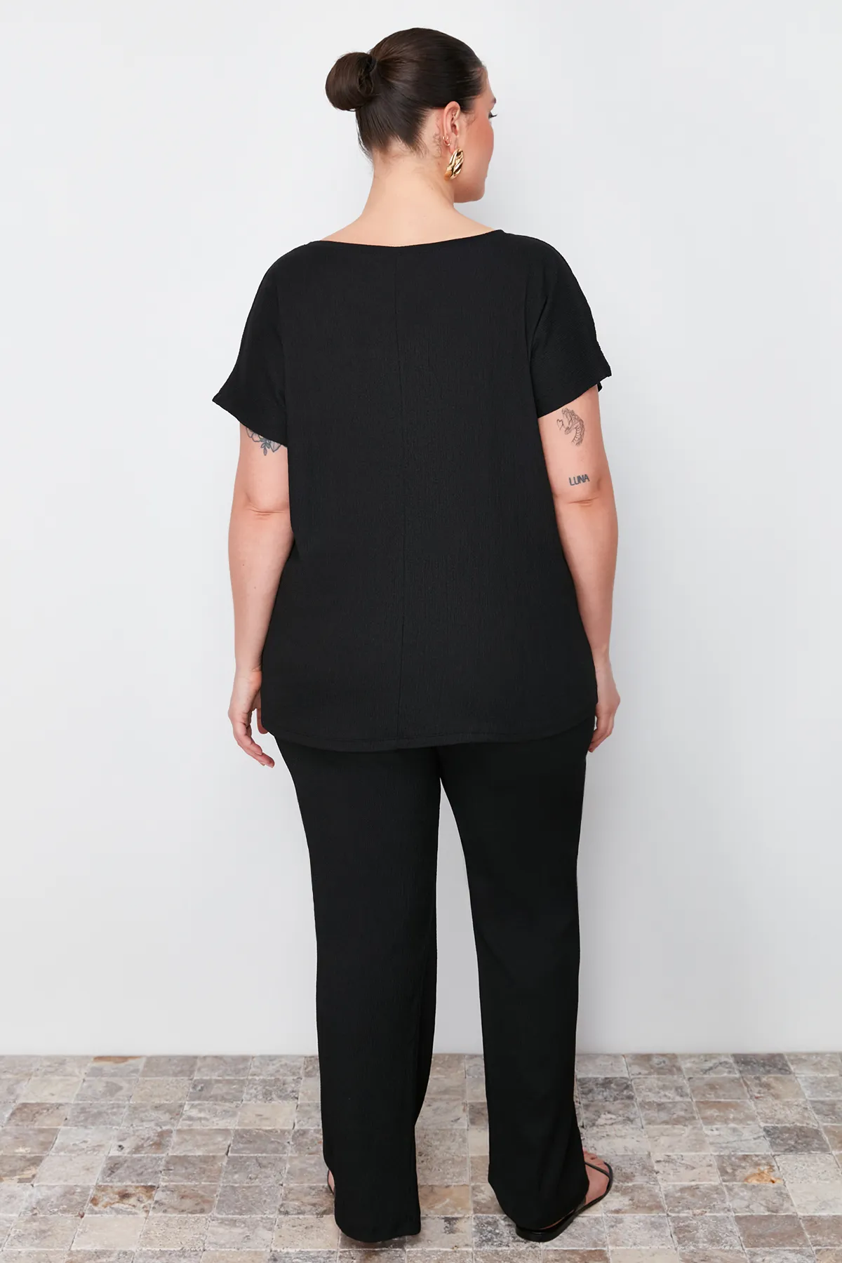 Trendyol Curve  Schwarzes T-Shirt-Hosen-Set aus gestricktem Oberteil und Unterteil TBBSS24CP00003