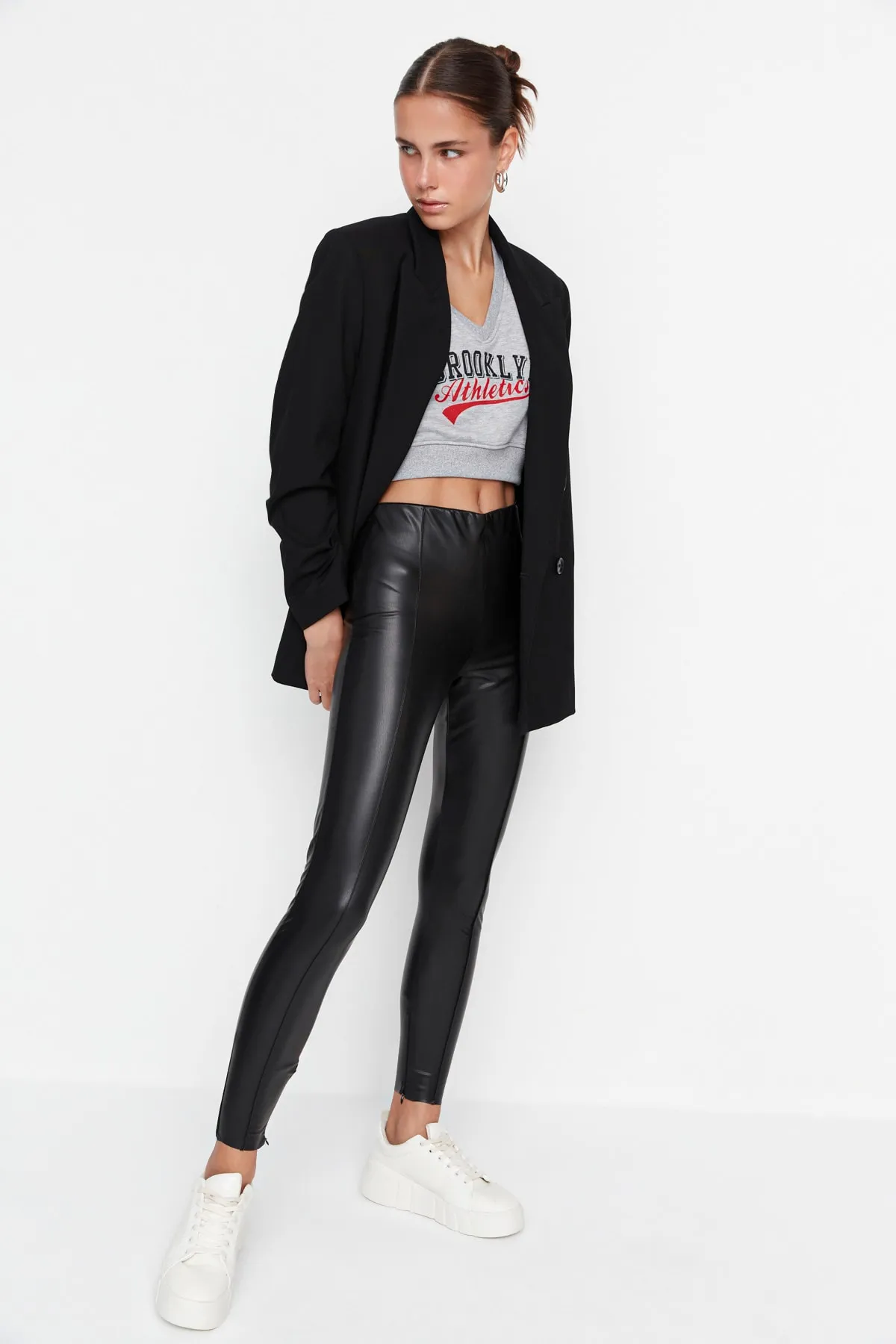 Trendyol Collection  Schwarze Leggings mit geripptem Detail in Lederoptik TWOAW23TA00011