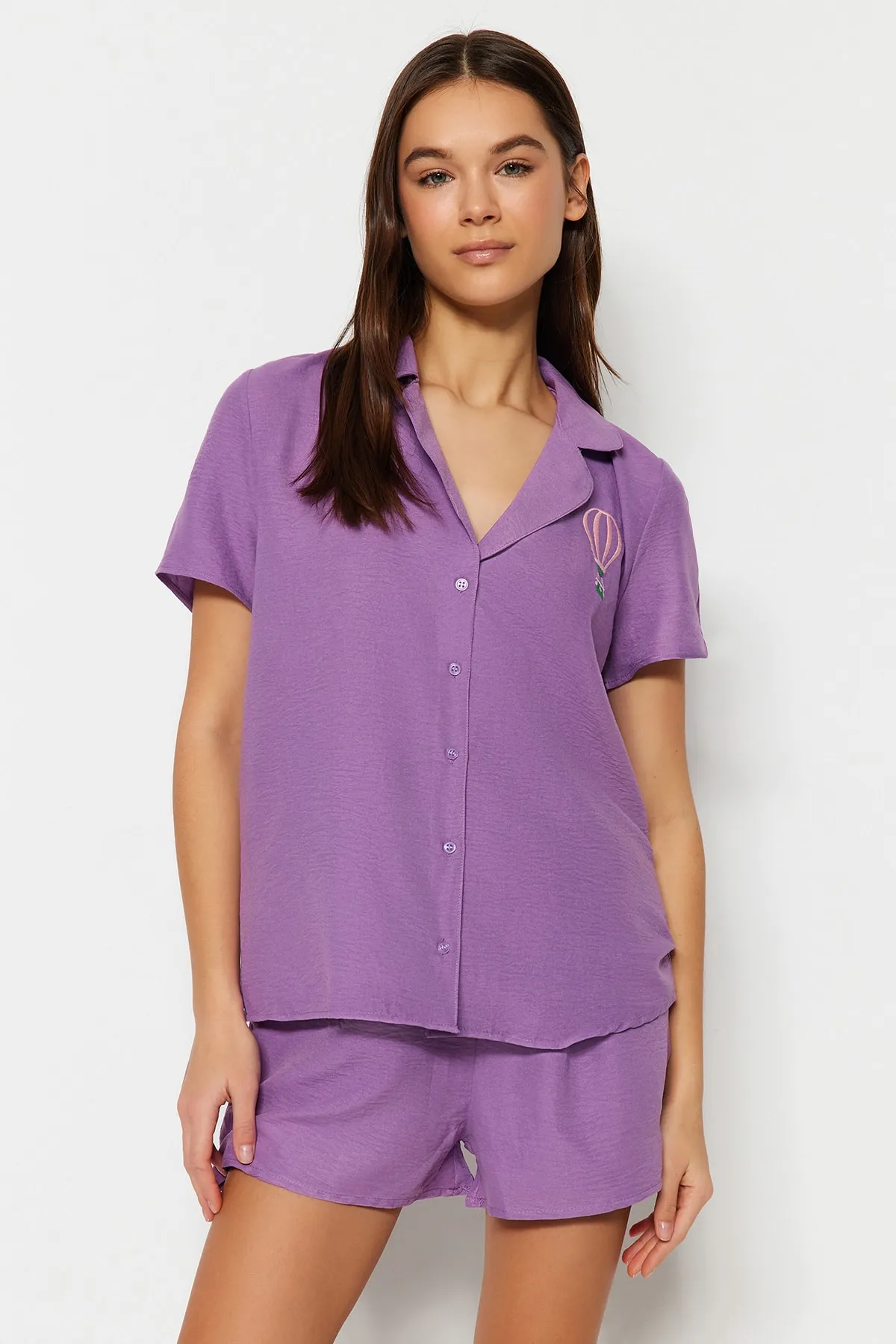 Trendyol Collection  Lilafarbenes Pyjama-Set aus gewebtem Hemd und Shorts mit Stickereien THMSS23PT00232
