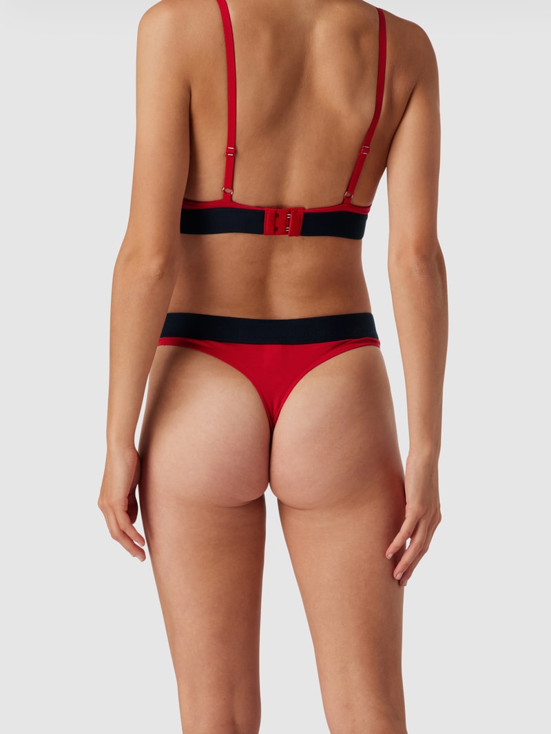 String mit Logo-Bund in rot